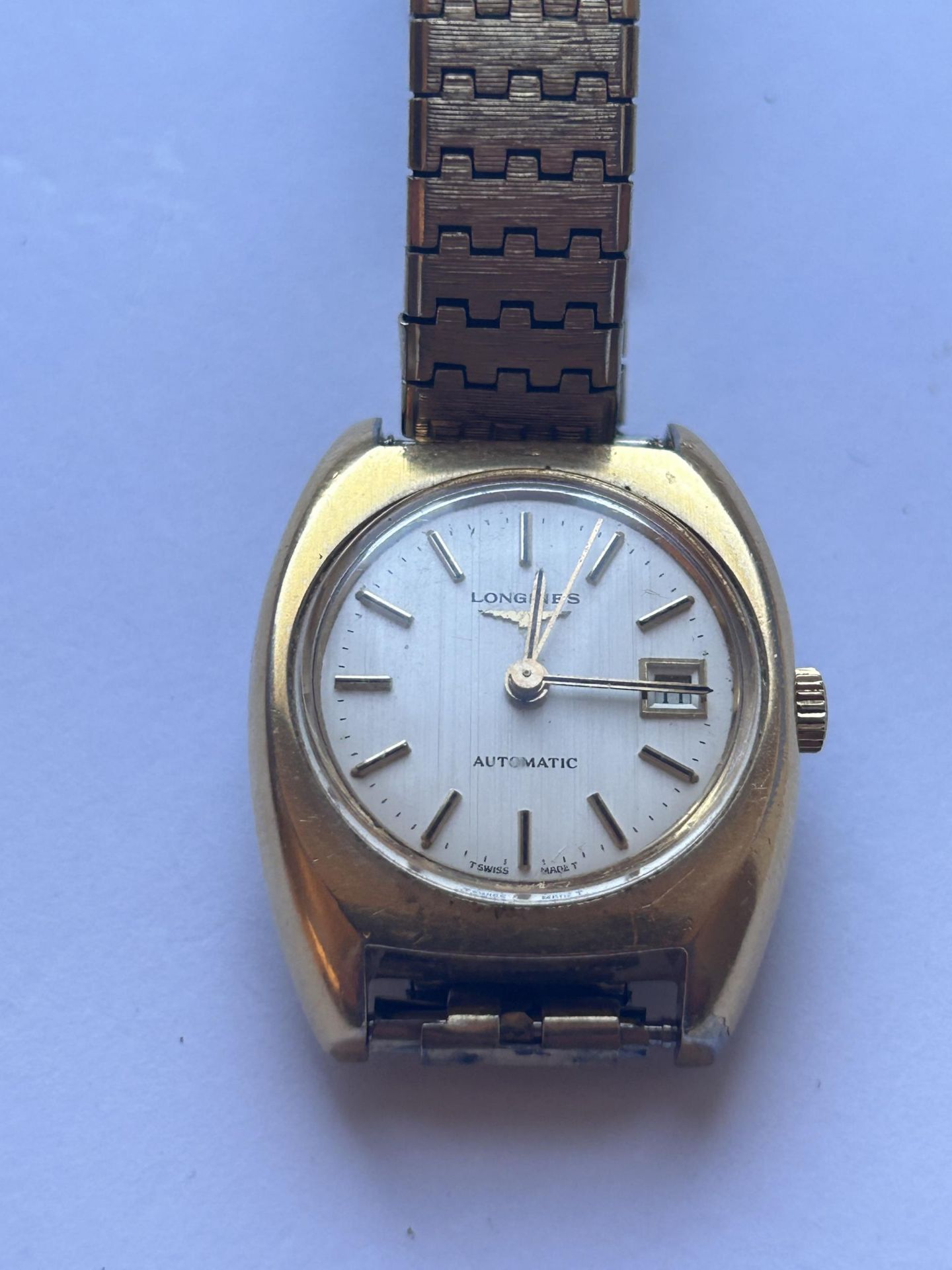 A LONGINES LADIES GOLD PLATED AUTOMATIC WRIST WATCH WITH DATE APERTURE, CASE WIDTH 25MM, STRAP A/ - Bild 2 aus 5