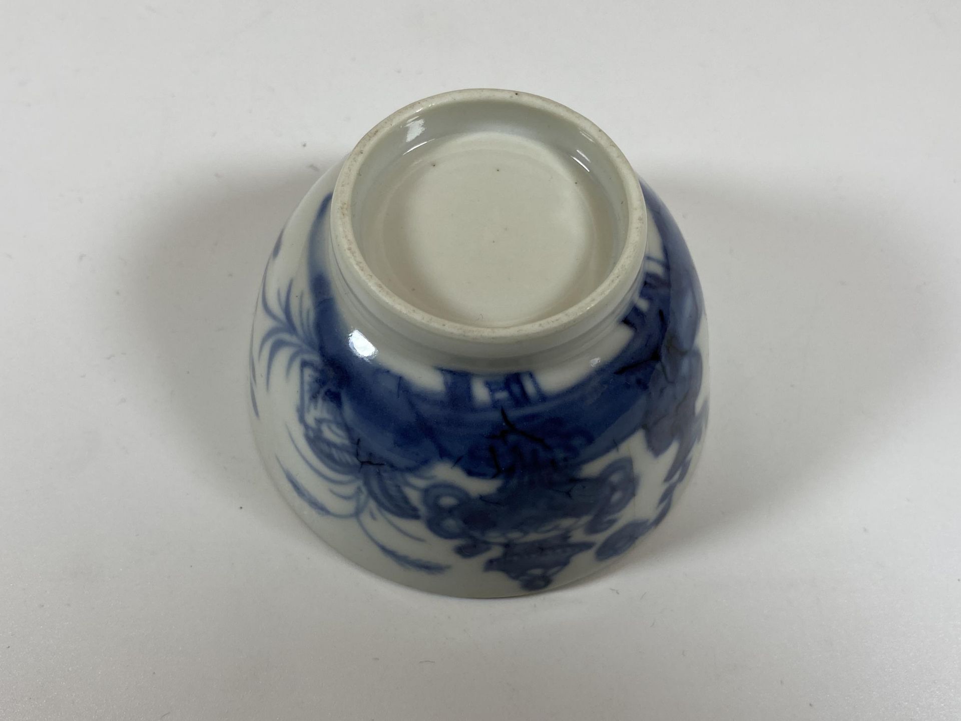 A 19TH CENTURY QING CHINESE BLUE AND WHITE PORCELAIN TEA BOWL, HEIGHT 4.5CM - Image 4 of 5