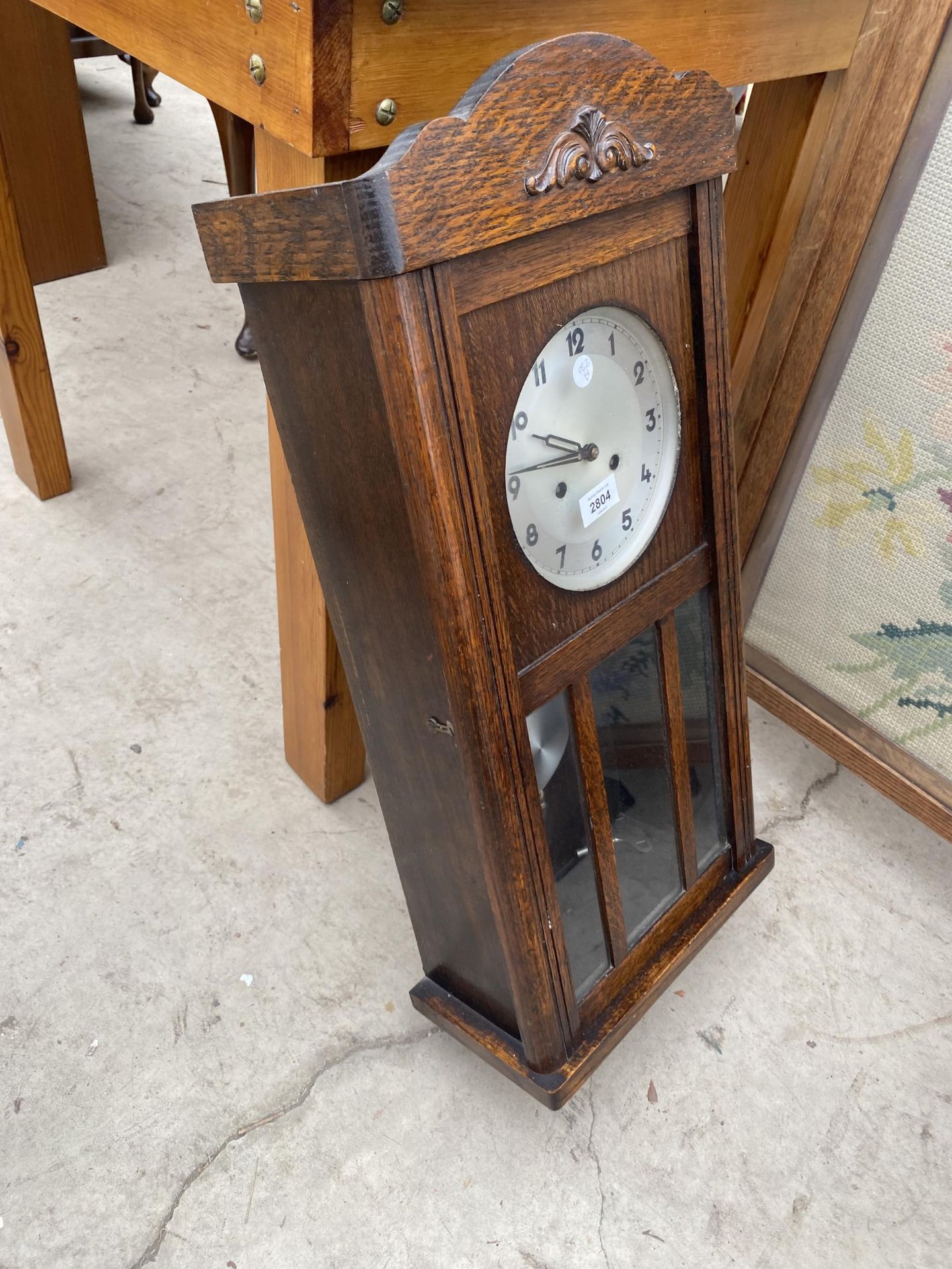 A MID 20TH CENTURY OAK EIGHT-DAY WALL CLOCK - Image 2 of 3