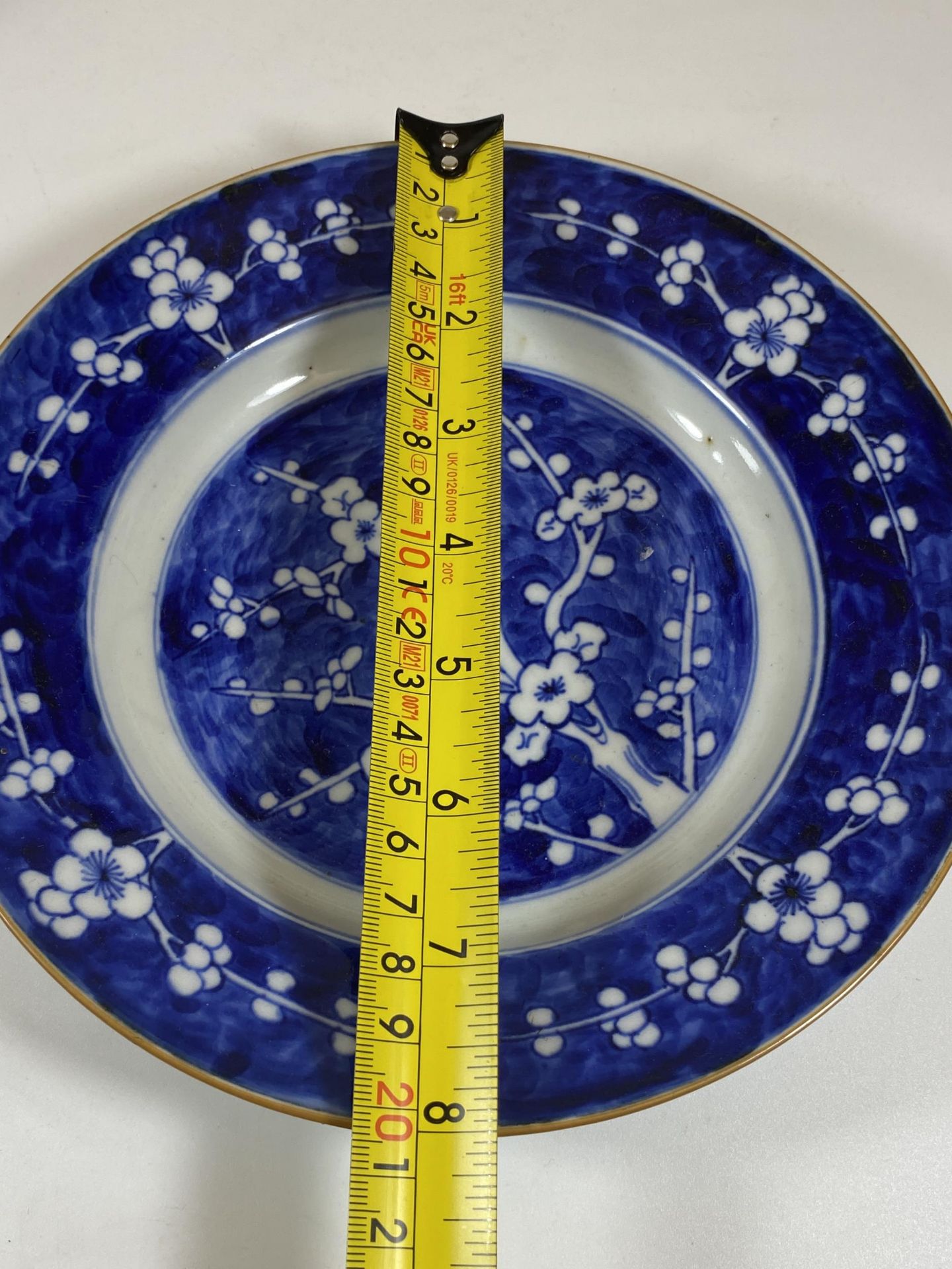 A CHINESE BLUE AND WHITE PRUNUS BLOSSOM PLATE, DIAMETER 20CM - Bild 4 aus 4