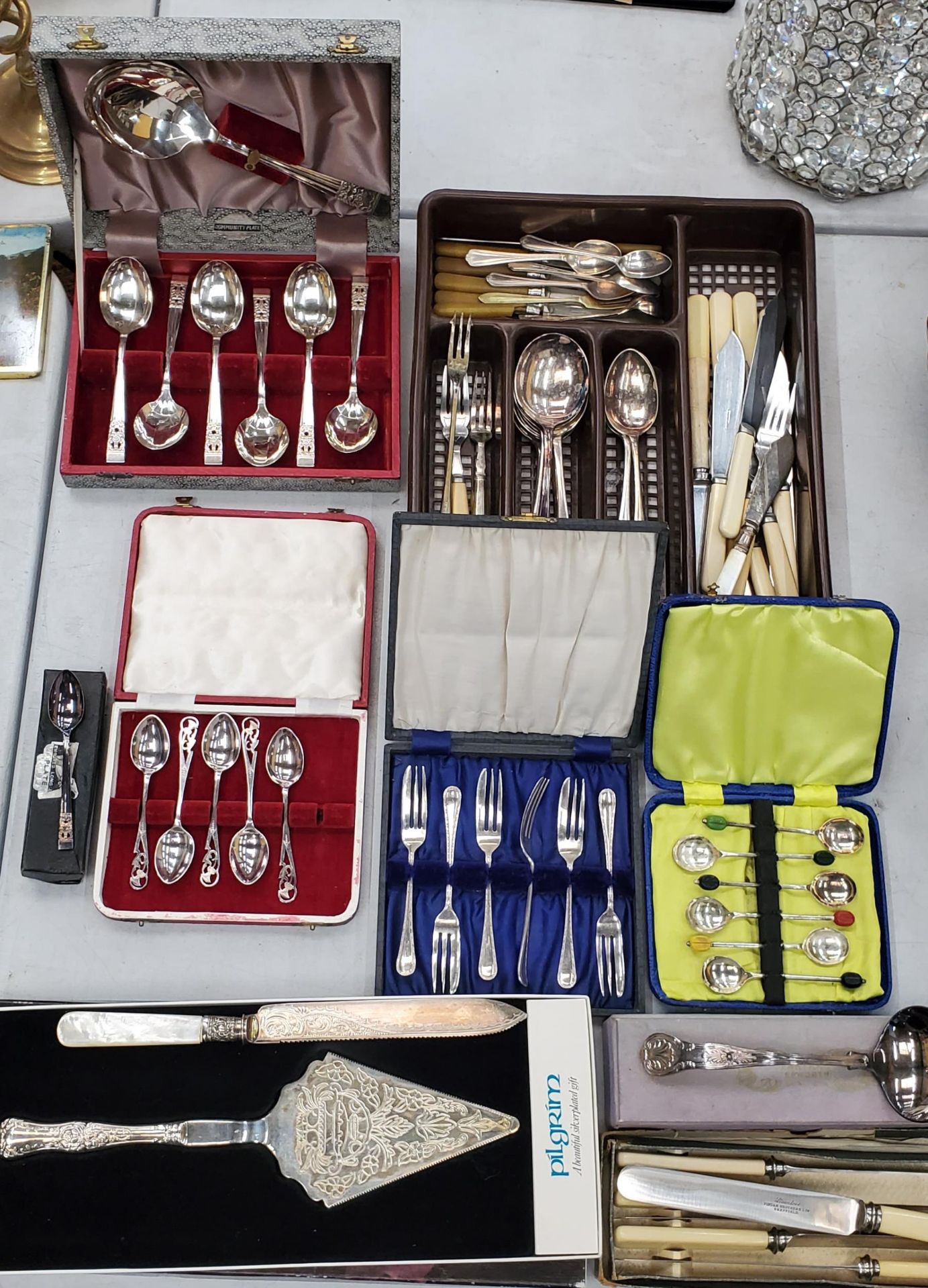 A QUANTITY OF VINTAGE FLATWARE, SOME IN BOXES, TO INCLUDE COFFEE BEAN SPOONS