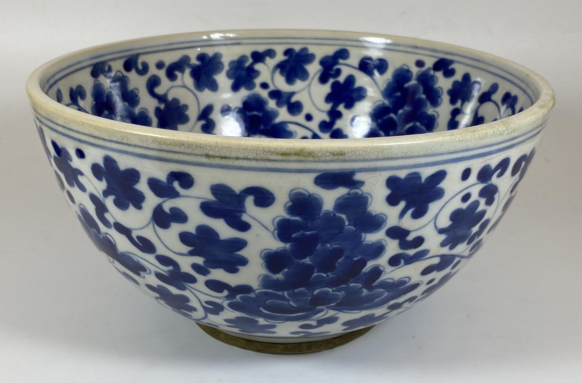 A LARGE CHINESE BLUE AND WHITE FLORAL BOWL, SIX CHARACTER MARK TO BASE, DIAMETER 24CM