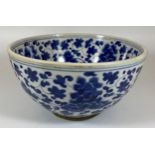 A LARGE CHINESE BLUE AND WHITE FLORAL BOWL, SIX CHARACTER MARK TO BASE, DIAMETER 24CM