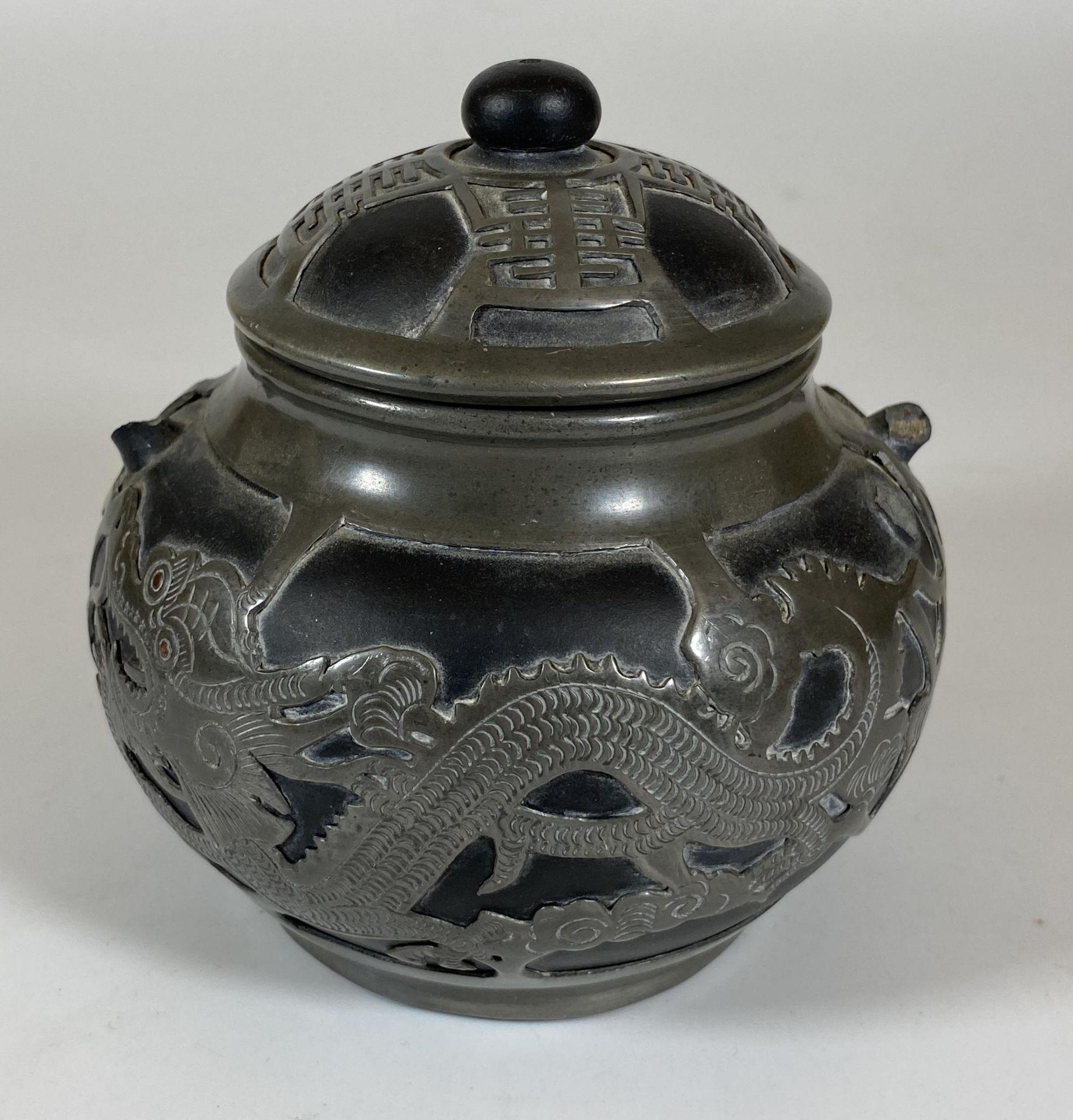 A CHINESE PEWTER LIDDED DRAGON DESIGN SUGAR BOWL, SEAL MARK TO BASE, HEIGHT 12CM