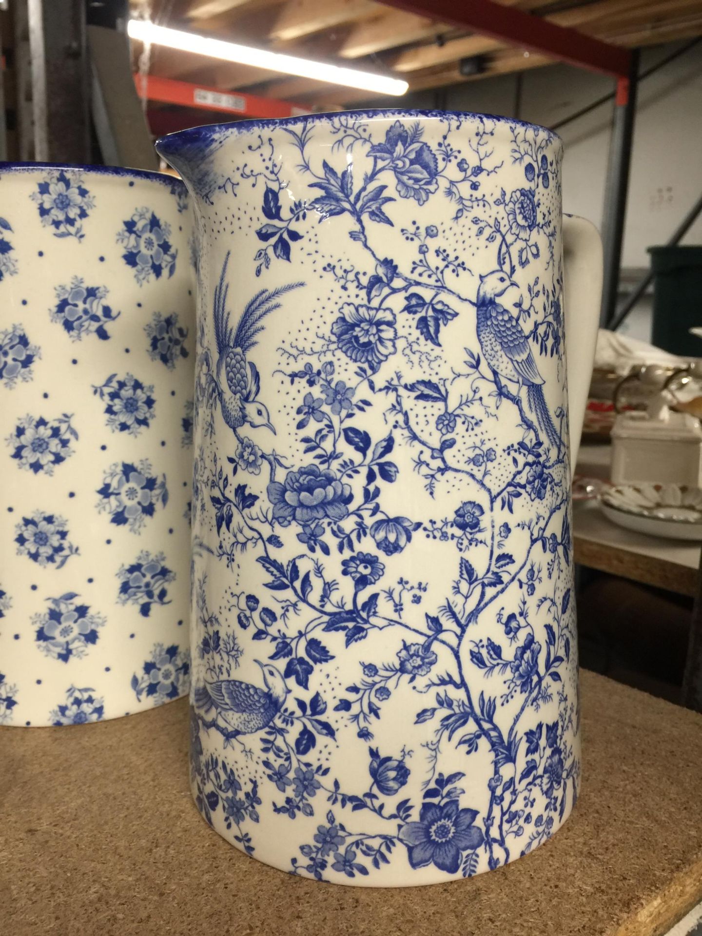 A GROUP OF FOUR VINTAGE BLUE AND WHITE JUGS, HILLCHURCH ETC - Image 3 of 5