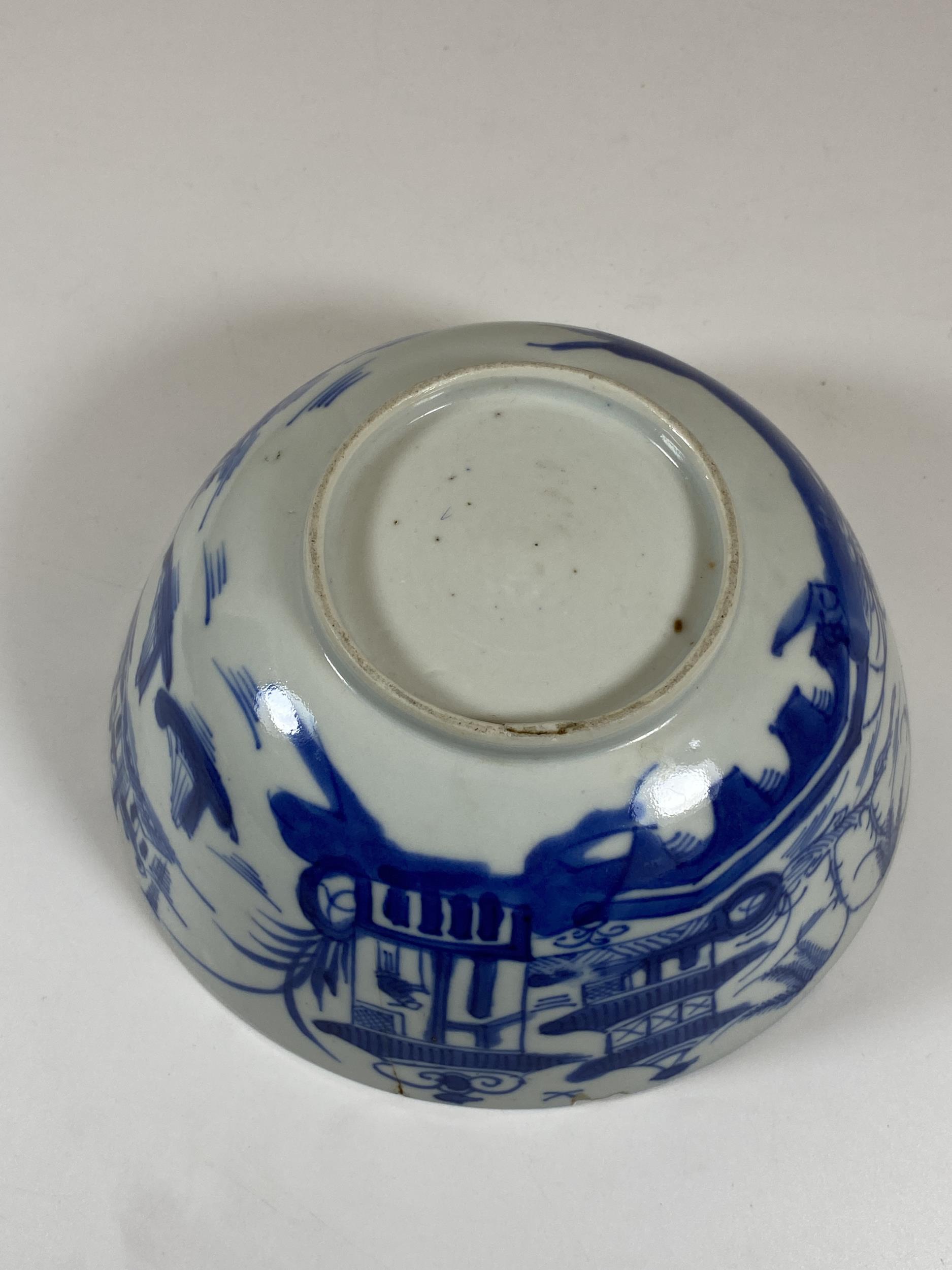 A 19TH CENTURY CHINESE BLUE AND WHITE PORCELAIN BOWL WITH PAGODA DESIGN, DIAMETER 17CM - Image 4 of 6