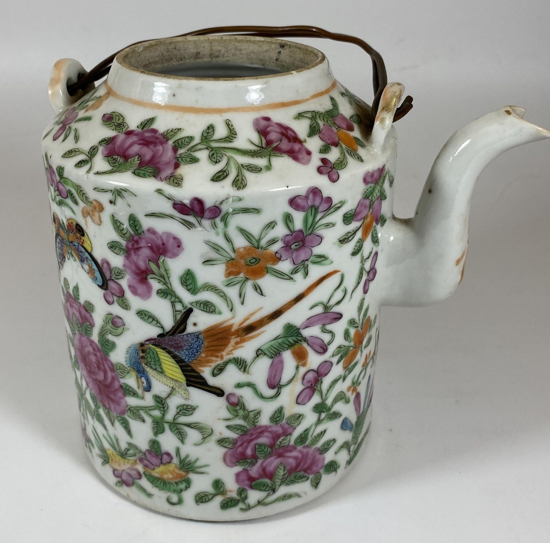 A 19TH CENTURY CHINESE CANTON FAMILLE ROSE BIRD AND FLORAL DESIGN TEAPOT, HEIGHT 16CM
