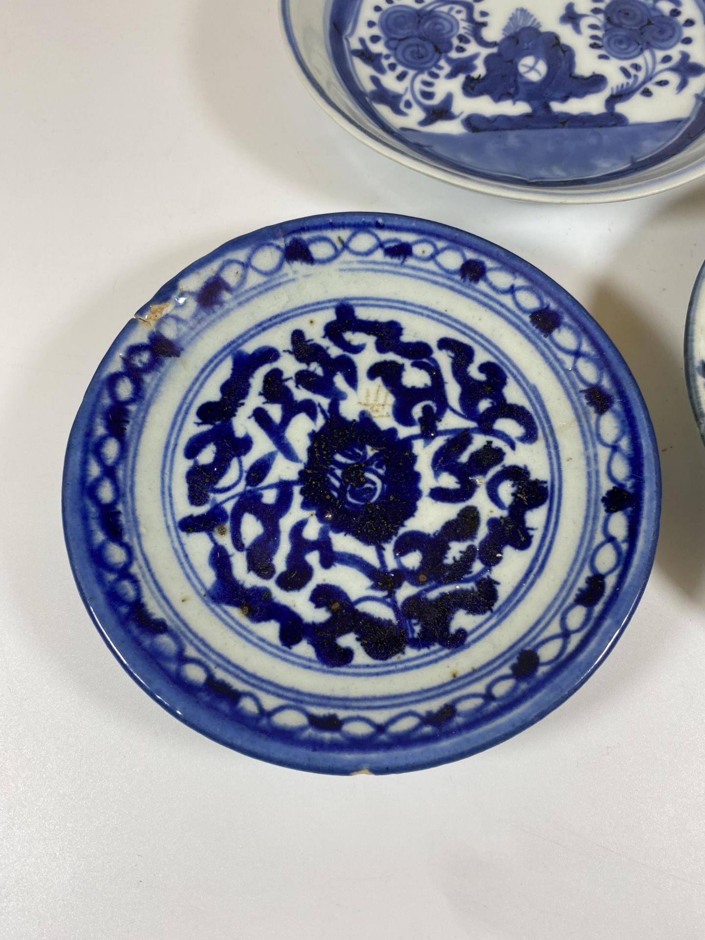 A GROUP OF THREE 19TH CENTURY AND LATER CHINESE BLUE AND WHITE DISHES, DIAMETER 15CM - Image 2 of 6