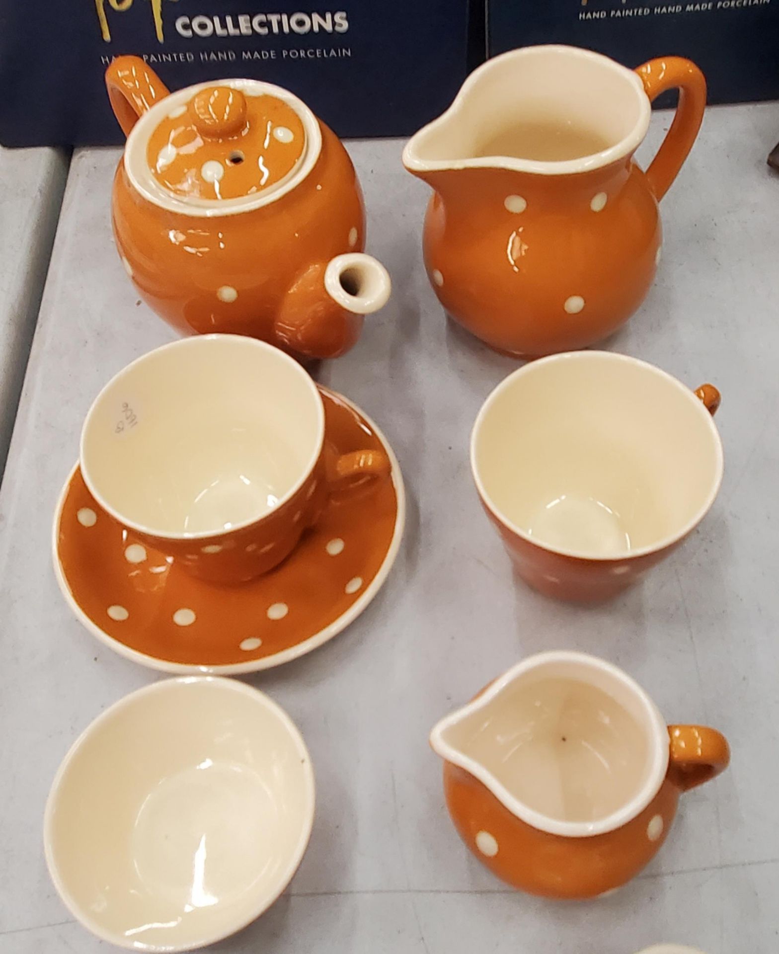 A SANDYGATE POTTERY, DEVON PART TEASET TO INCLUDE A TEAPOT, CREAM JUGS, SUGAR BOWL, CUPS AND ONE - Bild 2 aus 3