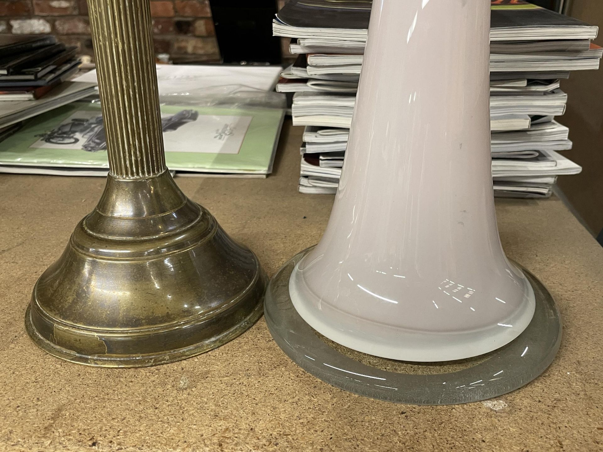 TWO ITEMS - A VINTAGE BRASS COLUMN OIL LAMP AND TALL GLASS VASE - Image 4 of 4