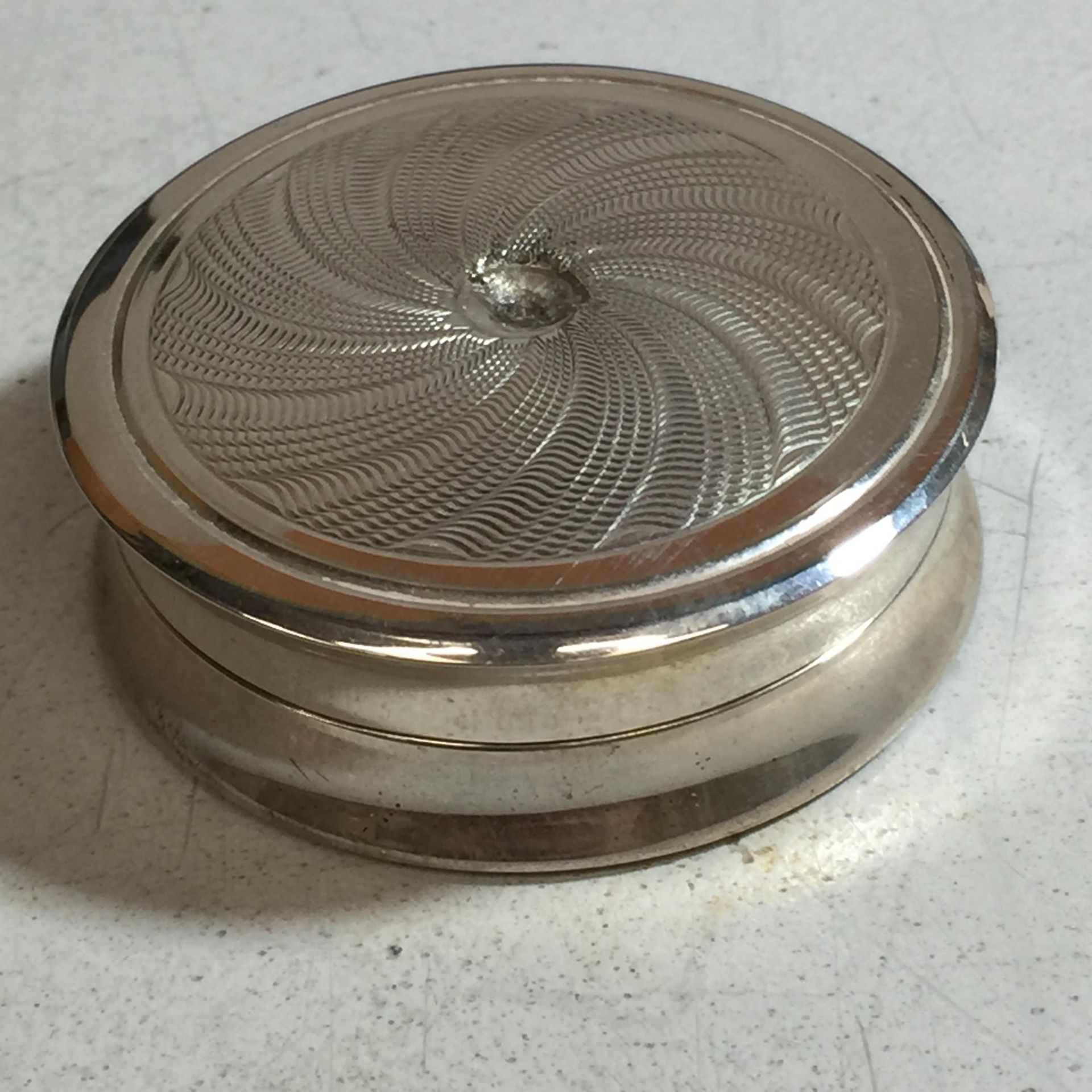 A HEAVY SILVER TRINKET BOX, WEIGHT 55G - Bild 2 aus 4