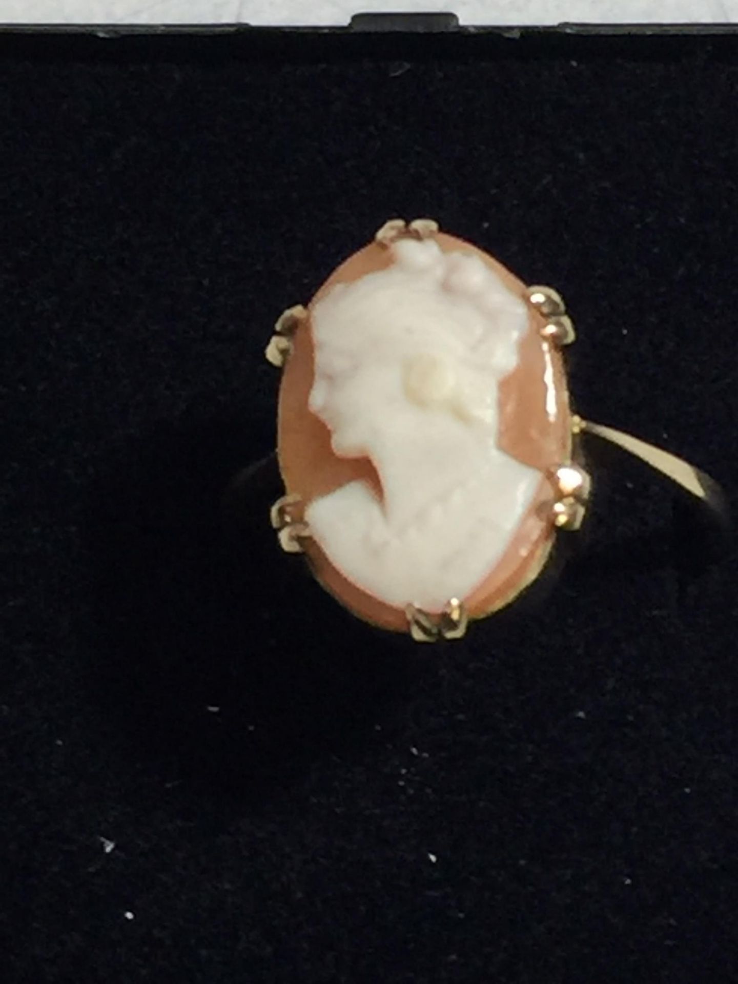 A 9CT GOLD CAMEO RING, WEIGHT 2.8G, SIZE Q