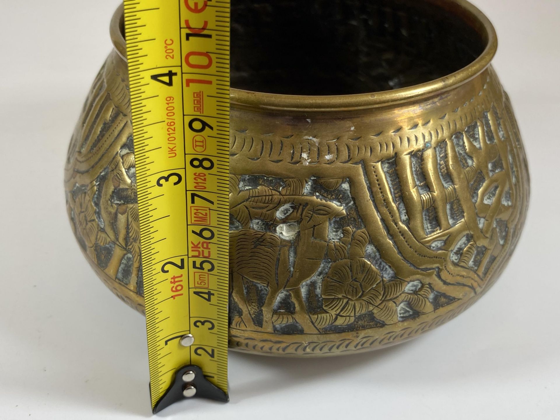 A VINTAGE MIDDLE EASTERN BRASS BOWL WITH FIGURES AND ANIMAL DESIGN, HEIGHT 10CM - Image 5 of 5