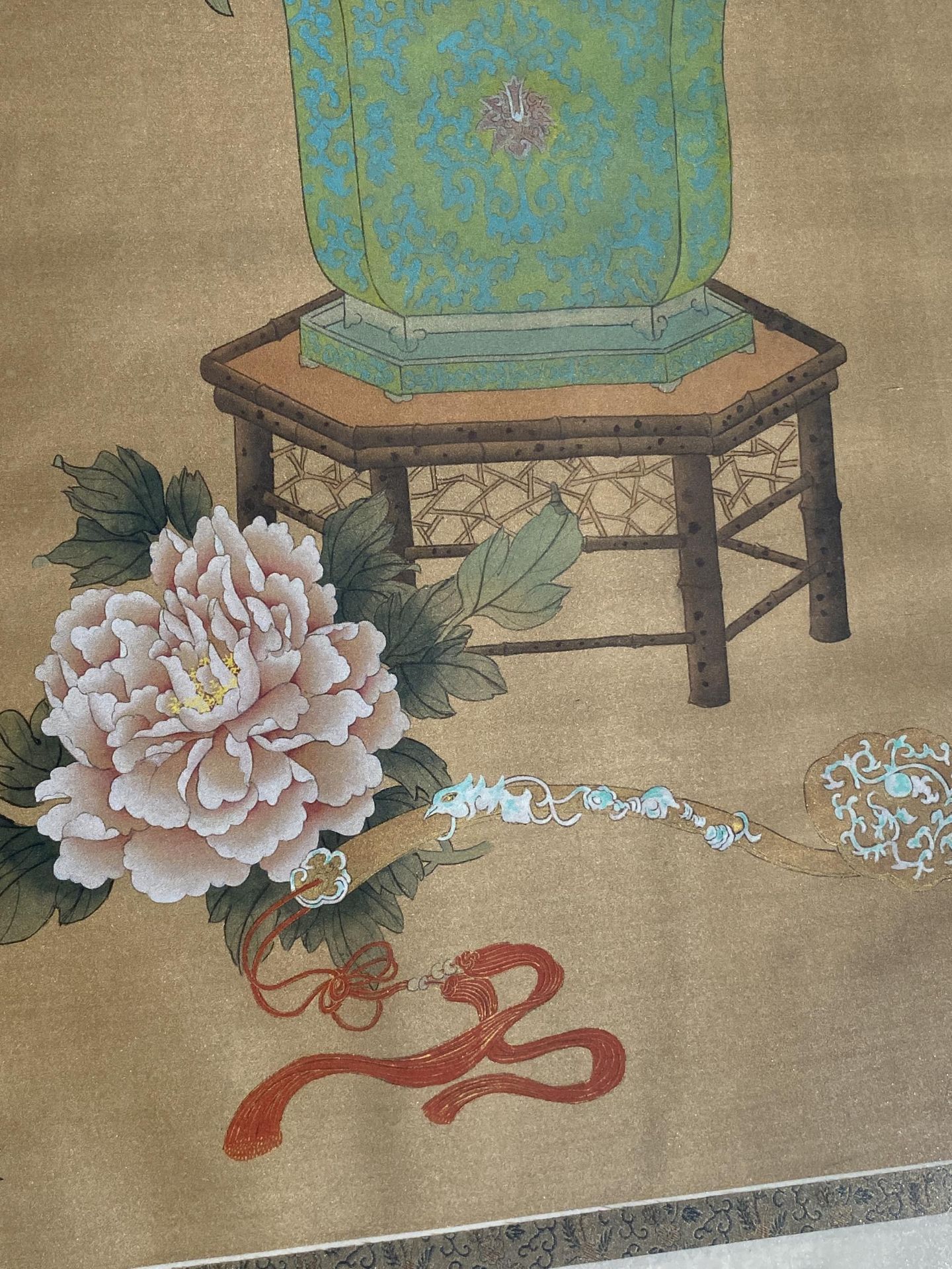A LARGE FRAMED ORIENTAL SILK PAINTING OF A VASE ON STAND, SIGNED WITH SEAL MARKS, 119 X 61CM - Image 4 of 7
