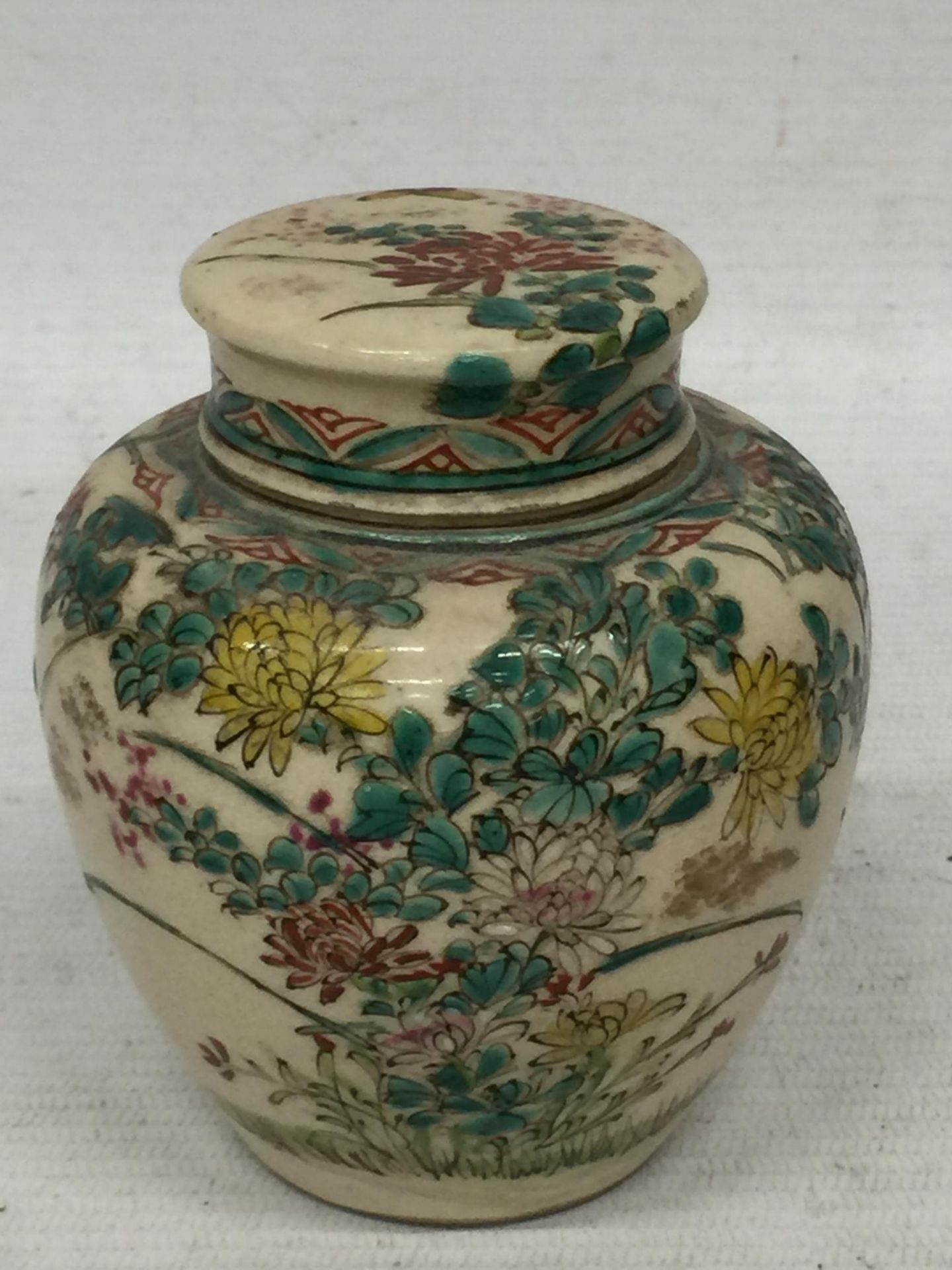 A JAPANESE STONEWARE LIDDED SMALL POT POURRI / GINGER JAR WITH BIRD AND FLORAL DESIGN AND INNDER LID - Image 3 of 7
