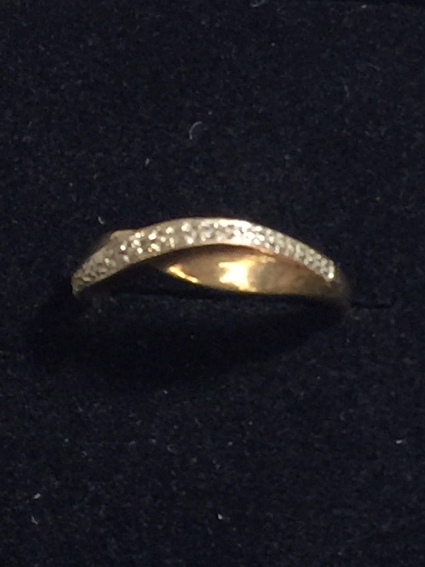 A 9CT GOLD CROSSOVER RING WITH DIAMONDS, WEIGHT 1.4G, SIZE J