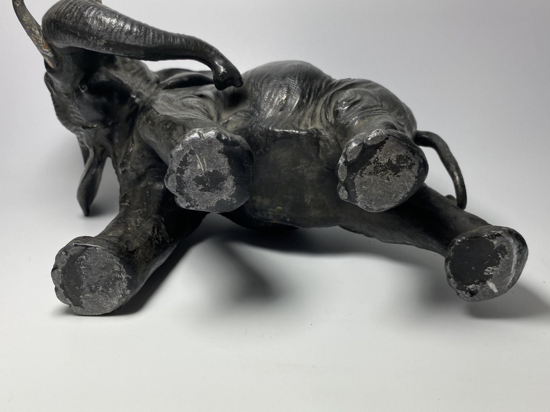 AN EARLY 20TH CENTURY JAPANESE METAL MODEL OF AN ELEPHANT, 20 X 27CM - Bild 6 aus 8