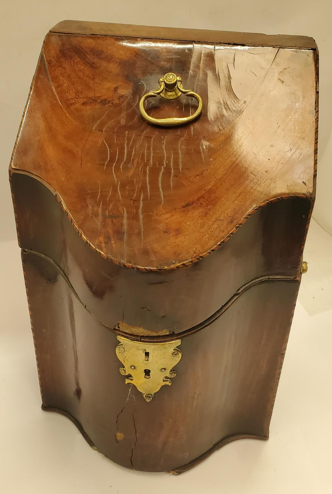 A GEORGIAN MAHOGANY KNIFE BOX WITH BRASS FITTINGS