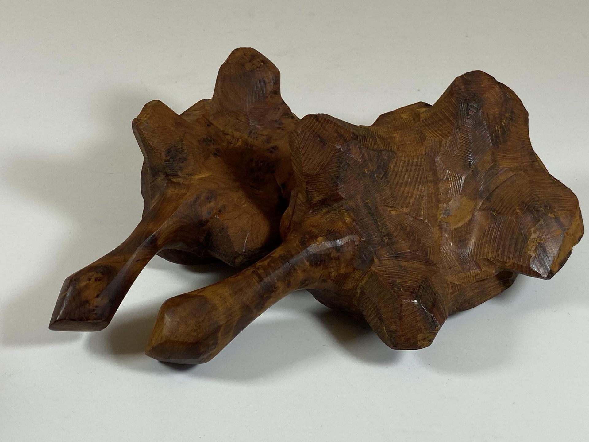 A PAIR OF WALNUT EFFECT WOODEN TURTLES, LENGTH 18CM - Image 3 of 4
