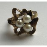 A 9CT YELLOW GOLD AND PEARL RING SIZE K, WEIGHT 4.44 GRAMS