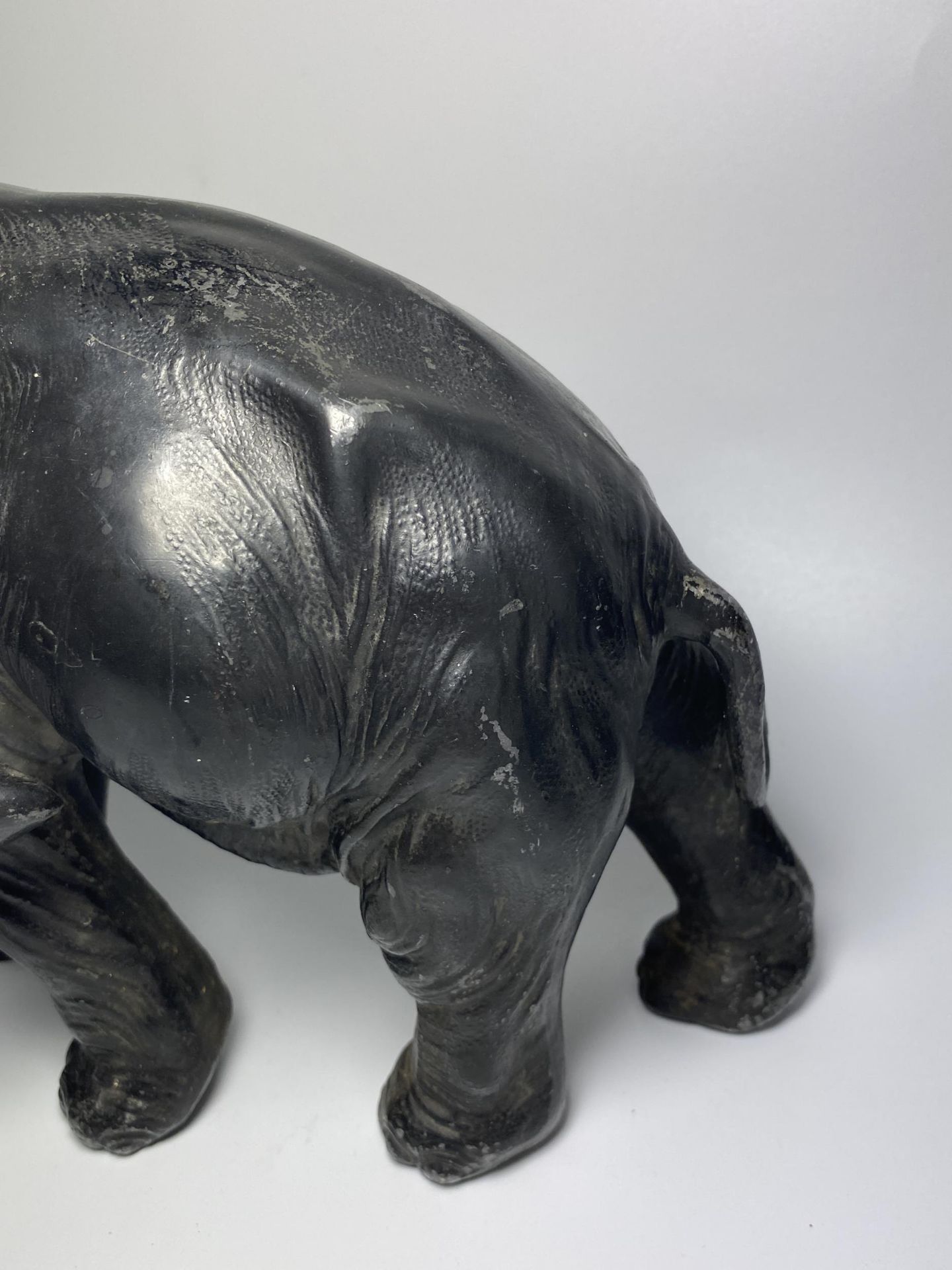 AN EARLY 20TH CENTURY JAPANESE METAL MODEL OF AN ELEPHANT, 20 X 27CM - Bild 3 aus 8