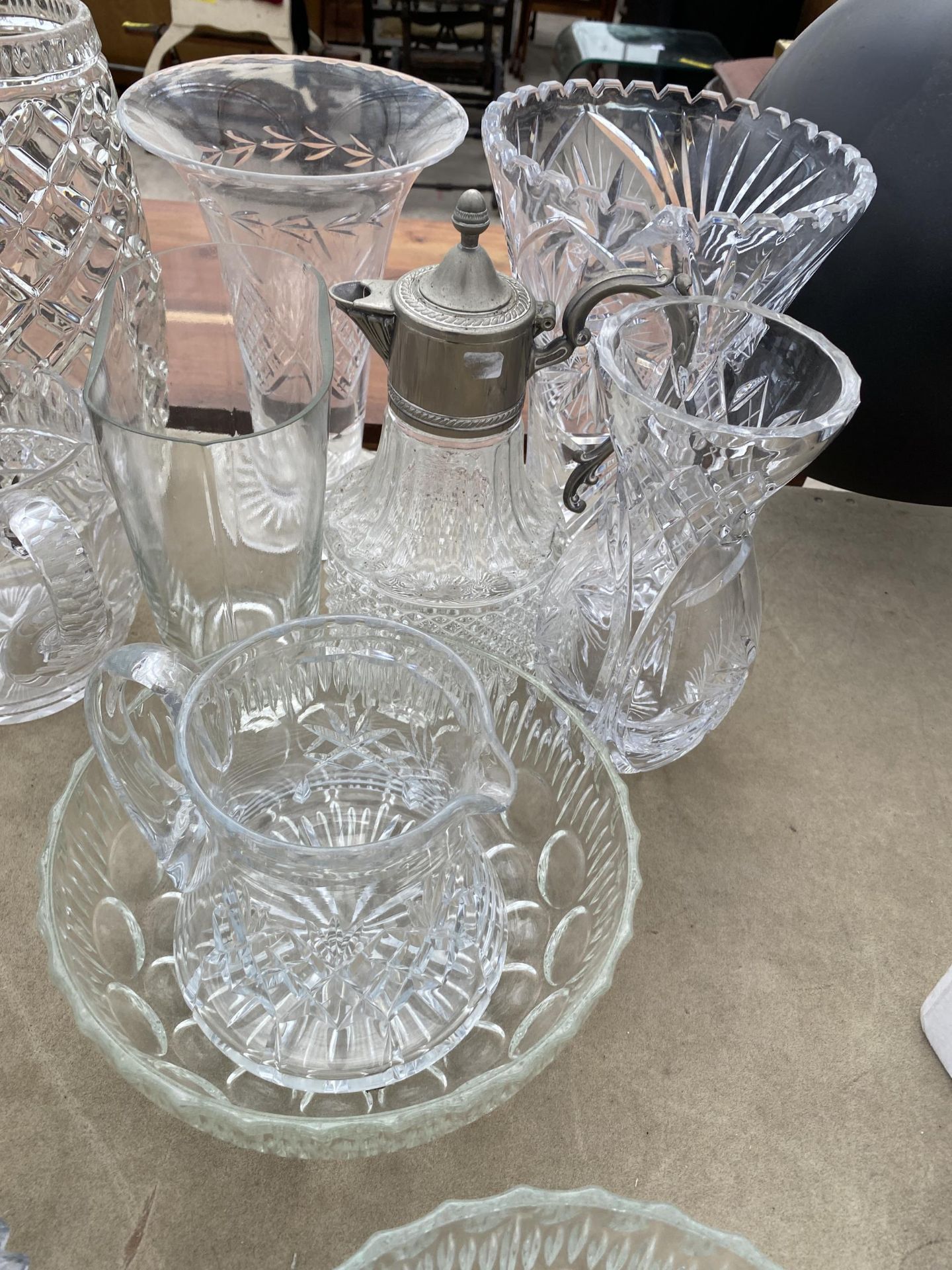 AN ASSORTMENT OF CUT GLASS WARE TO INCLUDE A WORLD CLOCK, A CLARET JUG AND VASES ETC - Image 4 of 5