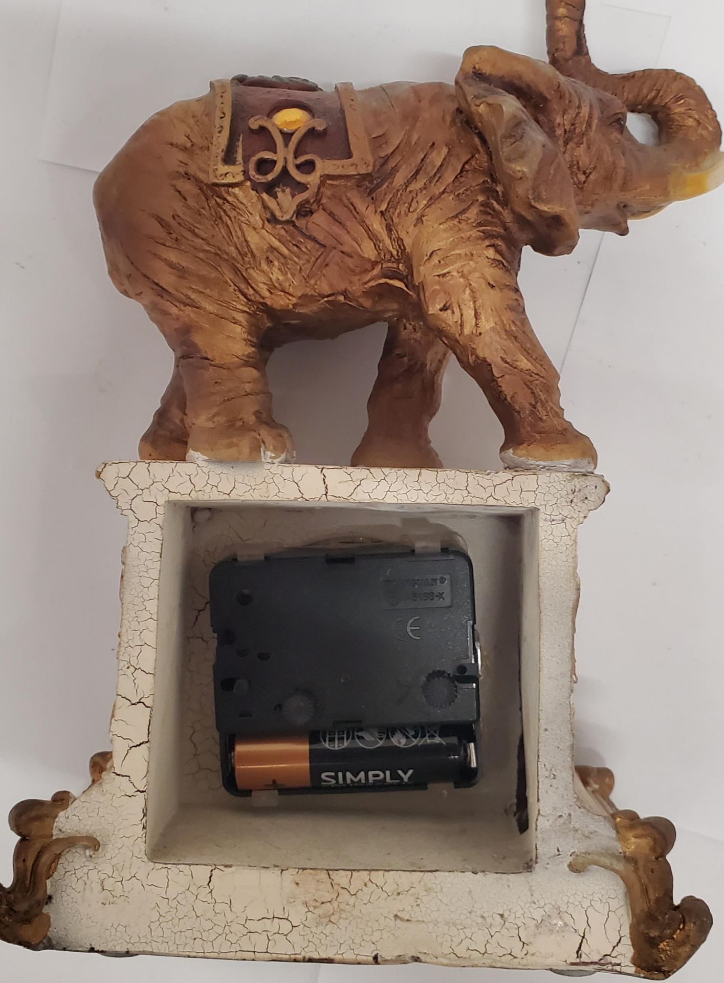 A VINTAGE ST. JAMES BRASS CARRIAGE CLOCK PLUS A MANTLE CLOCK WITH AN ELEPHANT ON TOP - Image 3 of 5