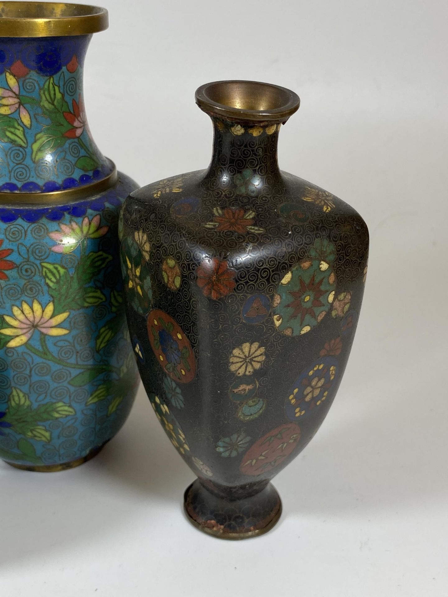 A GROUP OF FOUR ORIENTAL CLOISONNE VASES, TALLEST 17CM - Image 3 of 6