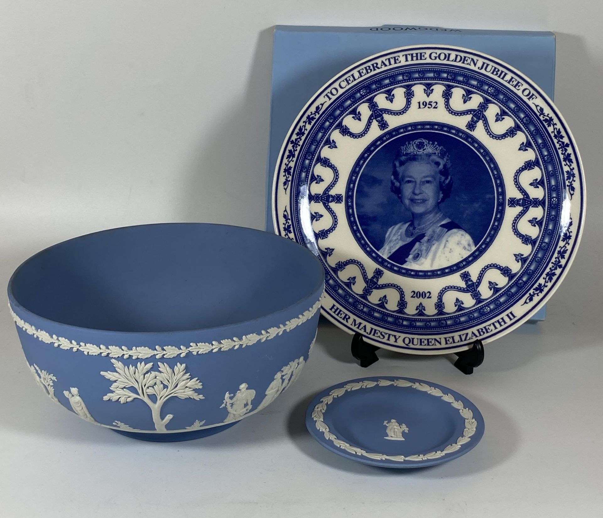 A GROUP OF THREE WEDGWOOD ITEMS - JASPERWARE FRUIT BOWL AND PIN DISH AND BOXED GOLDEN JUBILEE PLATE