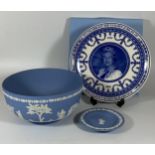 A GROUP OF THREE WEDGWOOD ITEMS - JASPERWARE FRUIT BOWL AND PIN DISH AND BOXED GOLDEN JUBILEE PLATE