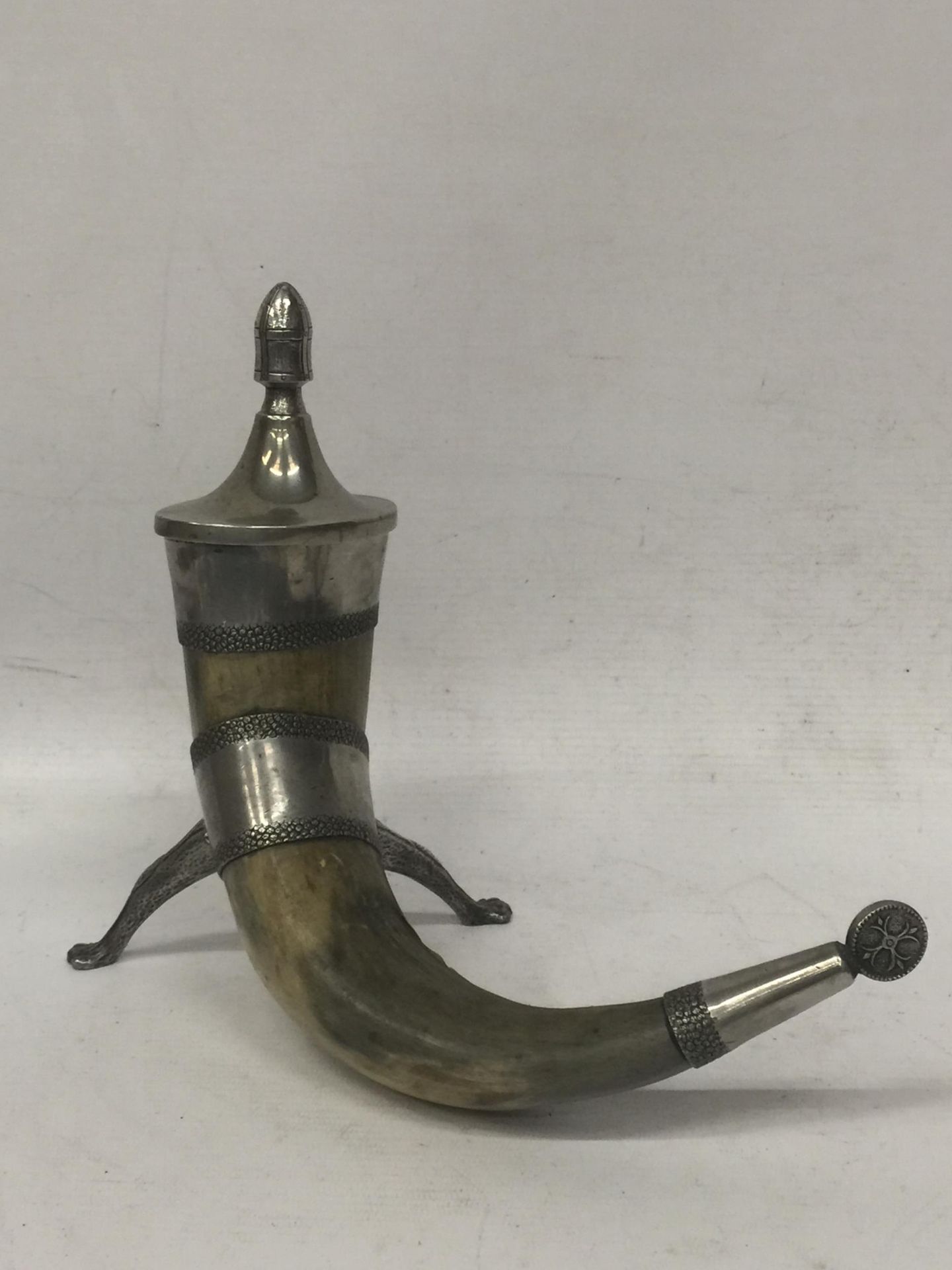 AN UNUSUAL VINTAGE HORN EFFECT AND WHITE METAL MOUNTED DRINKING HORN - Image 2 of 3