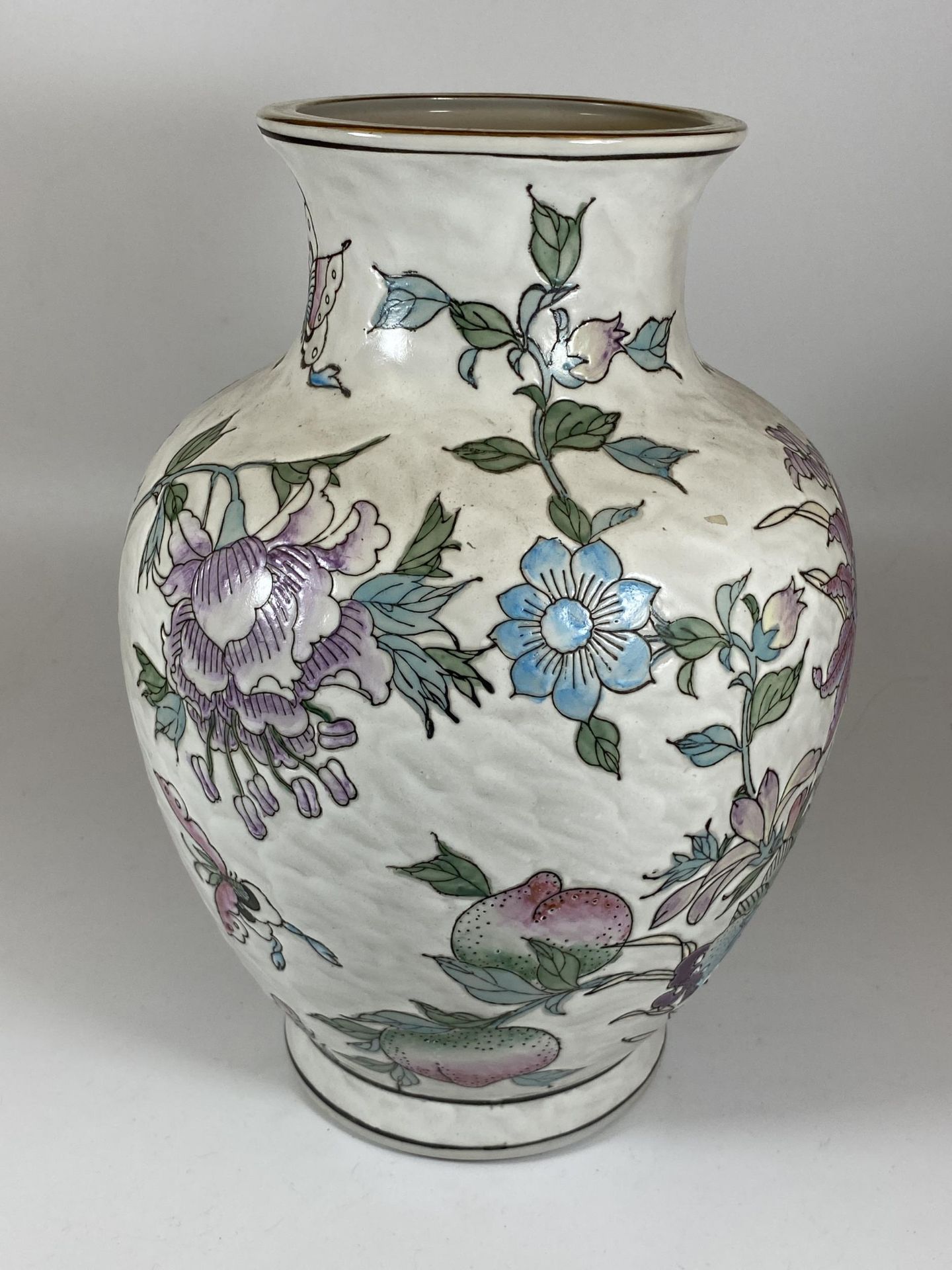 A LARGE 20TH CENTURY CHINESE FLORAL DESIGN VASE, BASE HAS BEEN CONVERTED FOR A LAMP, HEIGHT 31CM - Image 2 of 4