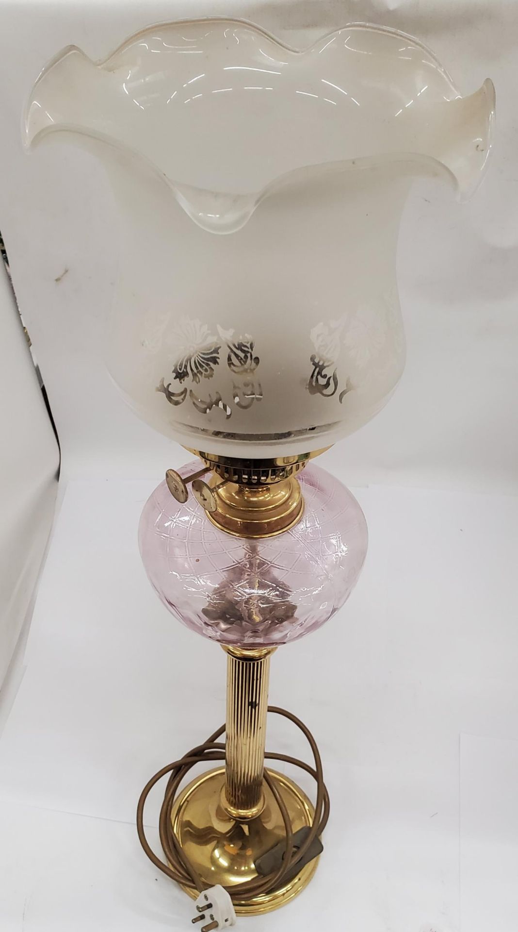 A LARGE TABLE LAMP IN THE STYLE OF A VINTAGE OIL LAMP, WITH BRASS STEM, FROSTED GLASS SHADE AND PINK