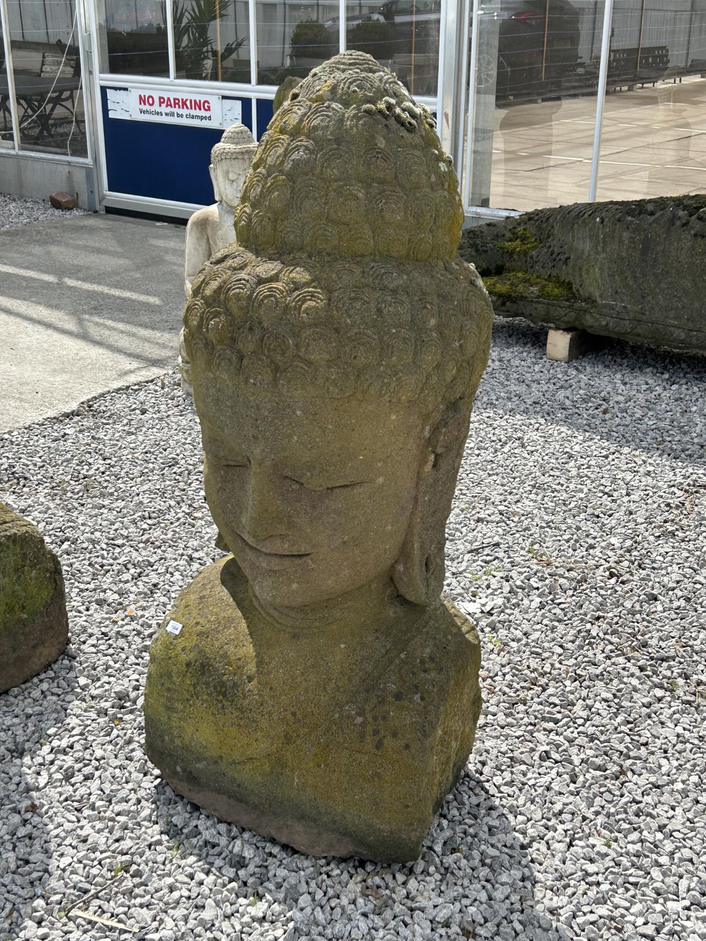 A LARGE RECONSTITUTED STONE BUDDHIST DIETY FIGURE - HEIGHT 150 CM, DEPTH 50 CM - Bild 6 aus 6