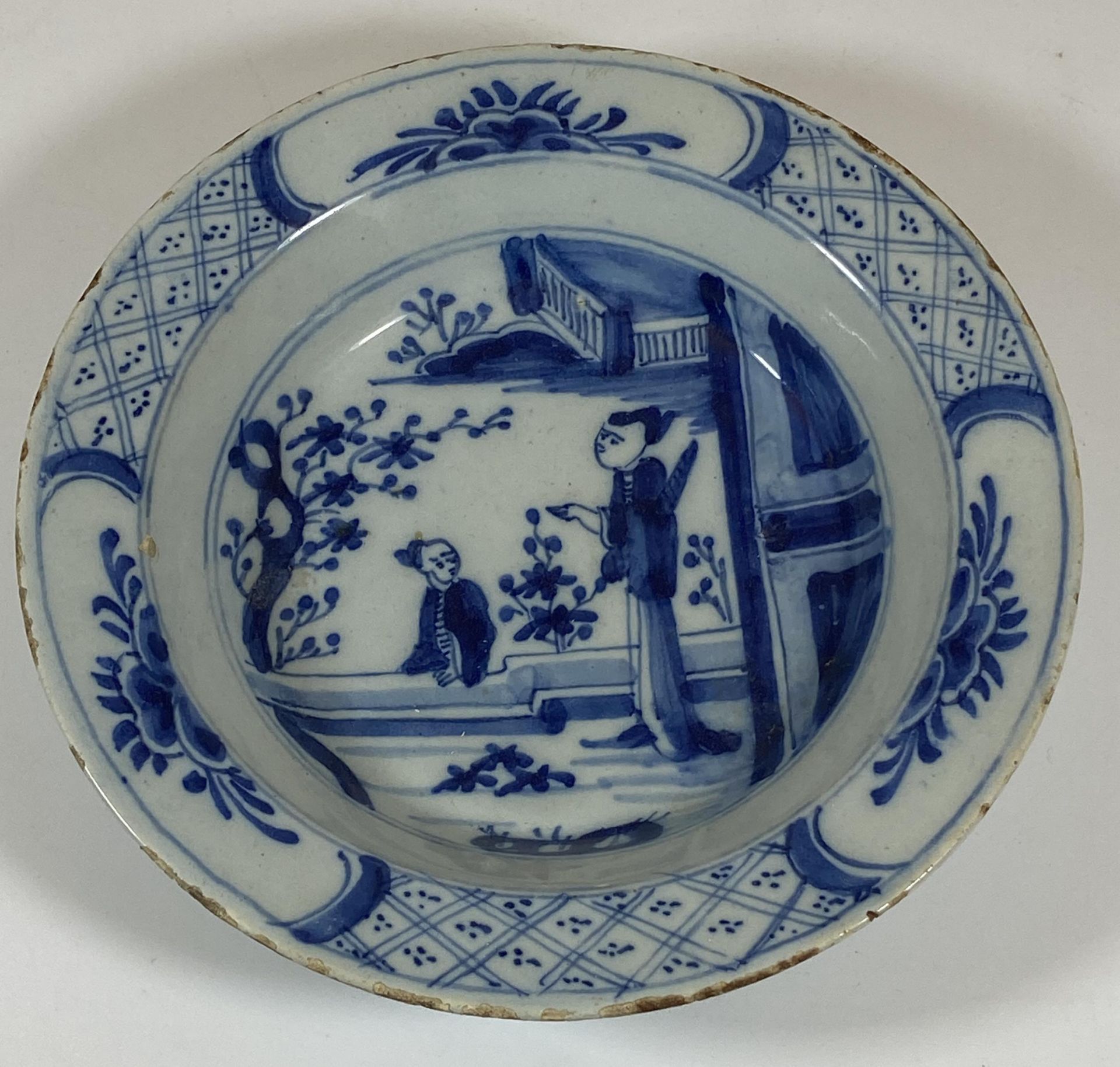 AN EARLY 19TH CENTURY DELFT ORIENTAL DESIGN BLUE AND WHITE PORCELAIN PLATE, DIAMETER 16.5CM