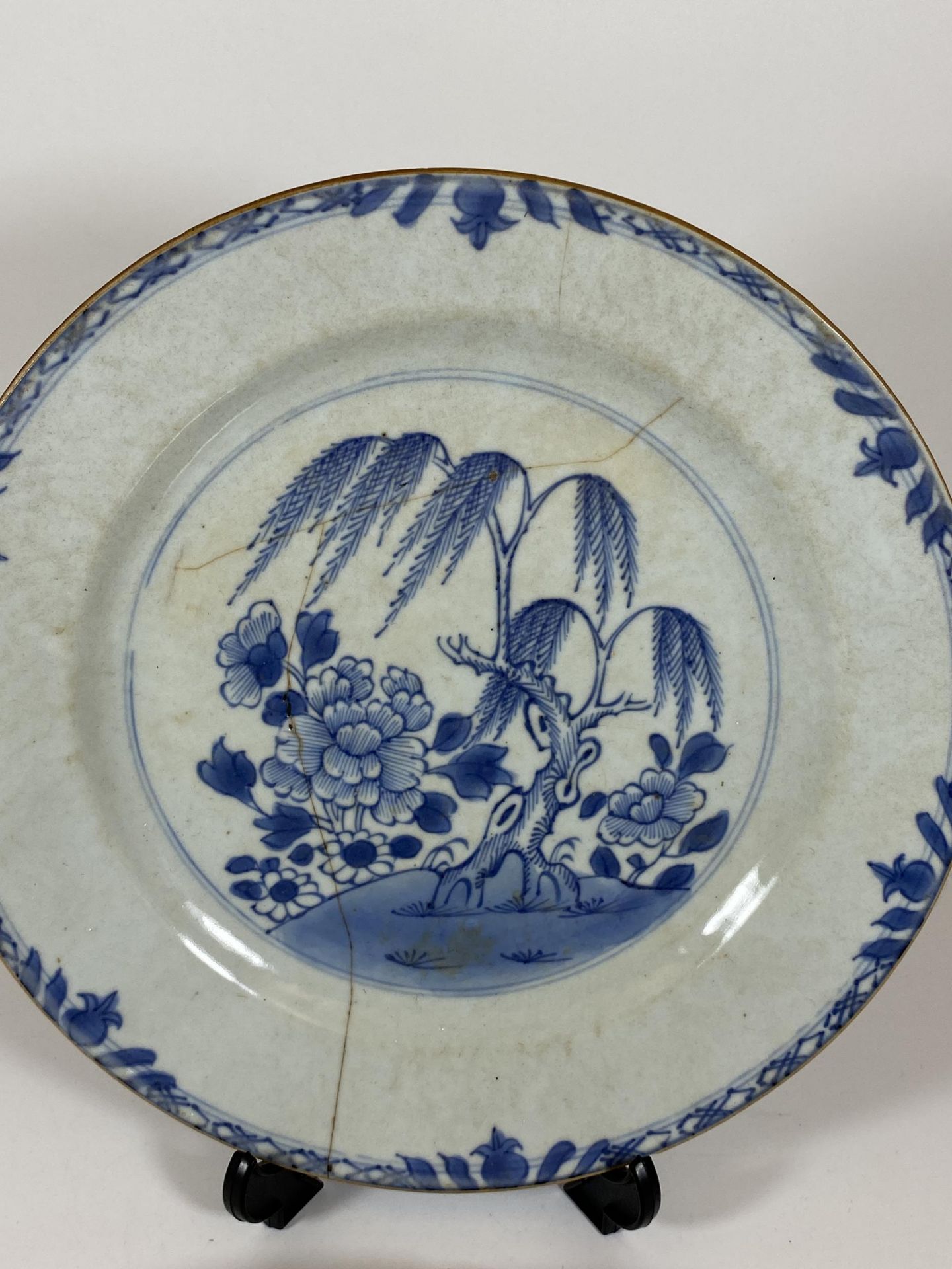 A PAIR OF 18TH CENTURY CHINESE BLUE AND WHITE FLORAL PLATES, DIAMETER 23CM - Image 2 of 5