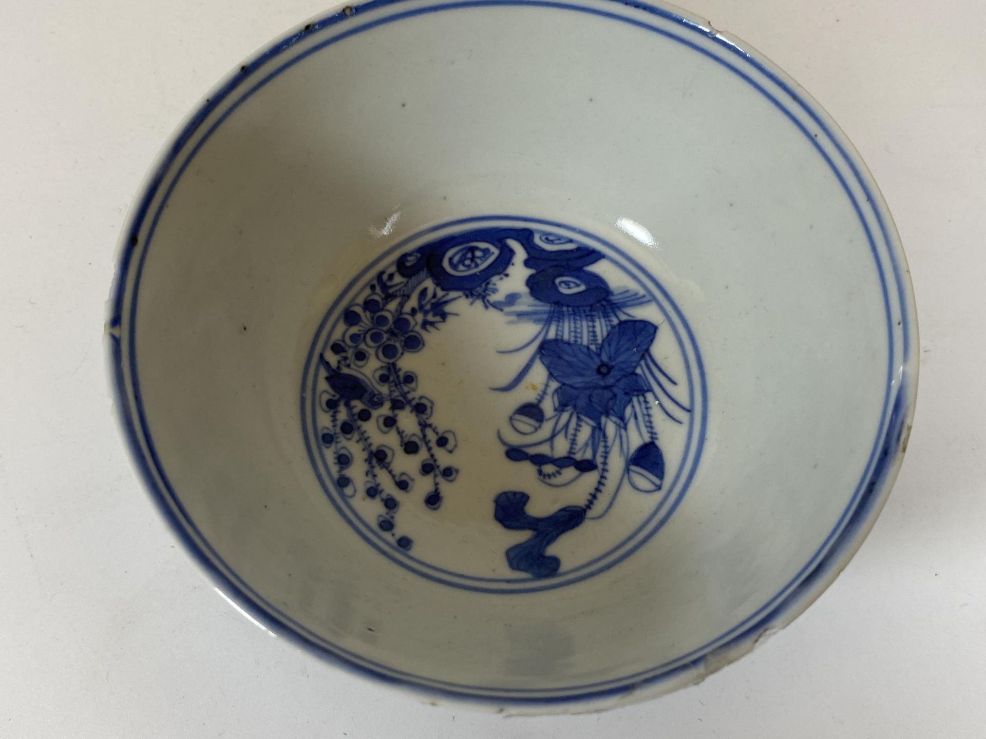 A 19TH CENTURY CHINESE KANGXI STYLE BLUE AND WHITE DRAGON DESIGN BOWL, FOUR CHARACTER MARK TO - Image 3 of 6