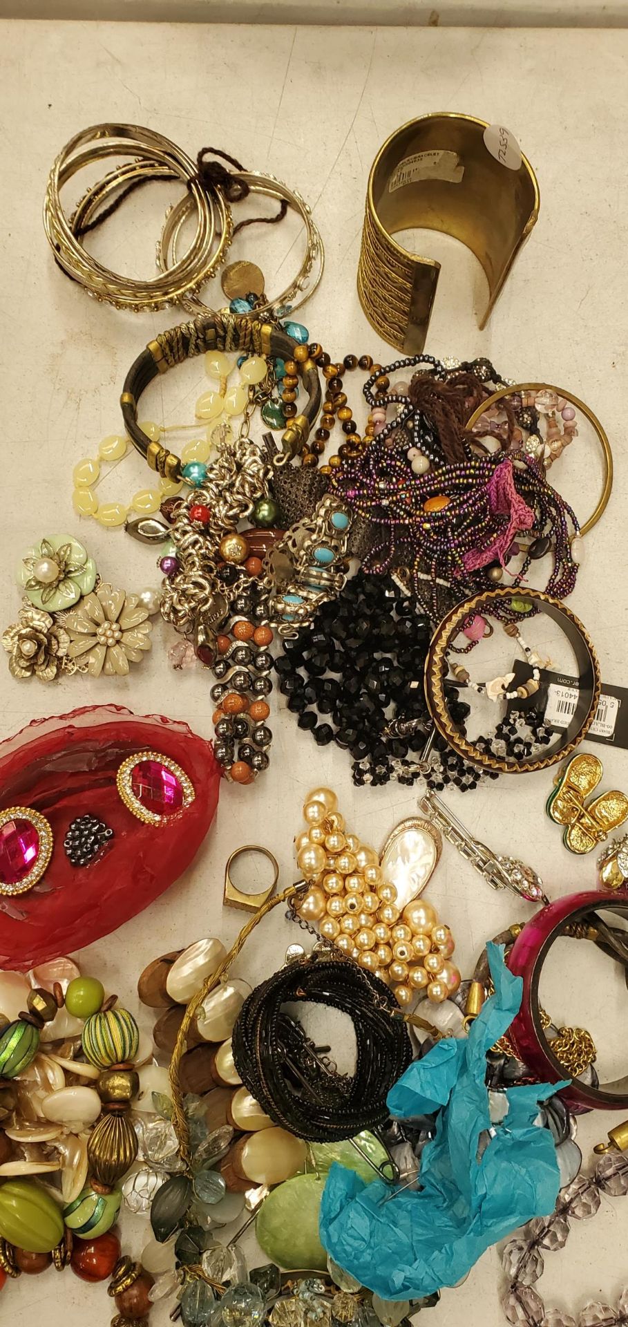 A QUANTITY OF COSTUME JEWELLERY TO INCLUDE BROOCHES, BANGLES, RINGS, ETC - Image 3 of 3