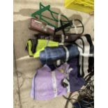 A GROUP OF ASSORTED SADDLERY / HORSE TACK ITEMS, COOL RUGS, LEG BANDAGES, FLEECE, SADDLE RACKS ETC