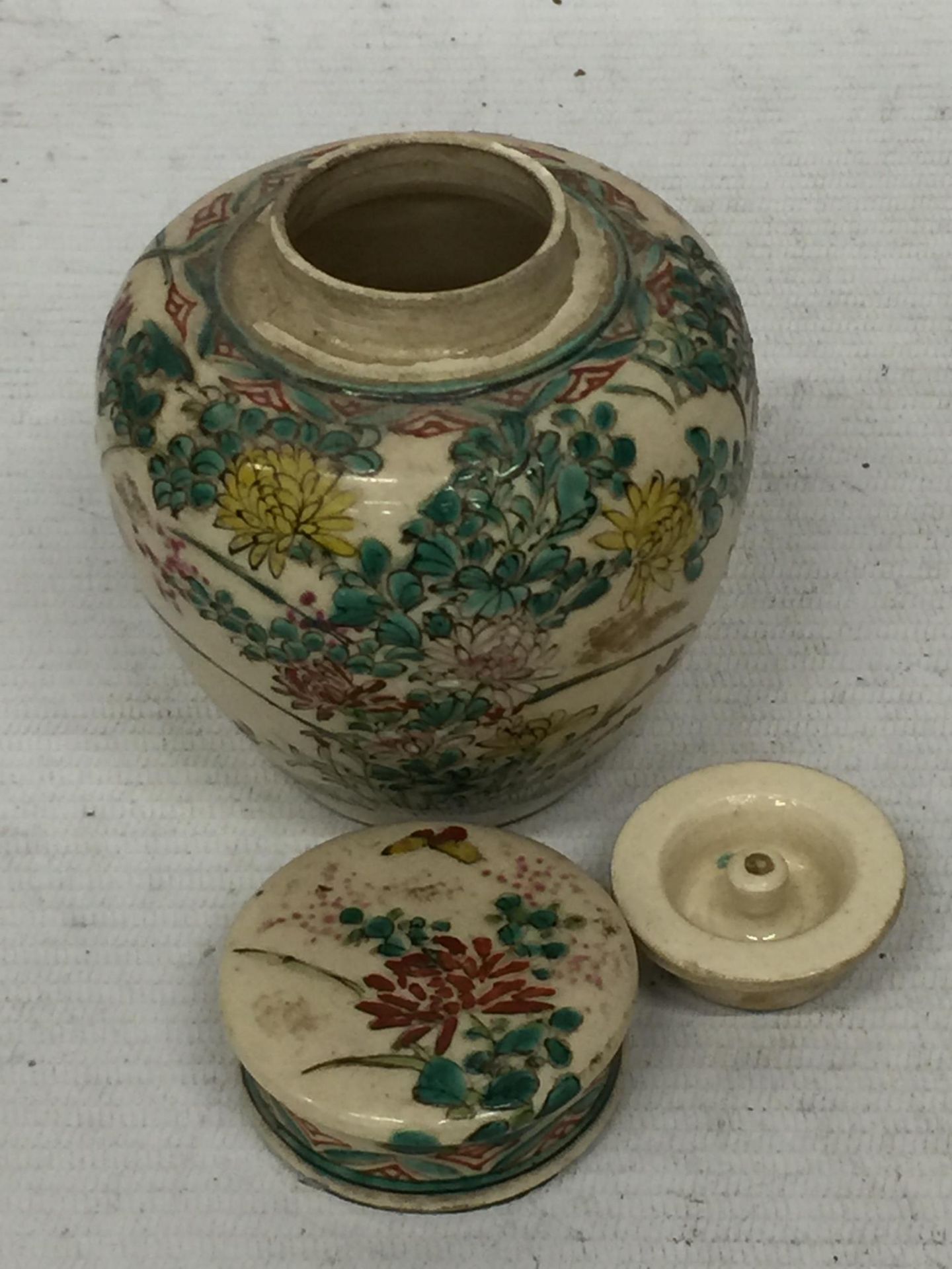 A JAPANESE STONEWARE LIDDED SMALL POT POURRI / GINGER JAR WITH BIRD AND FLORAL DESIGN AND INNDER LID - Image 6 of 7