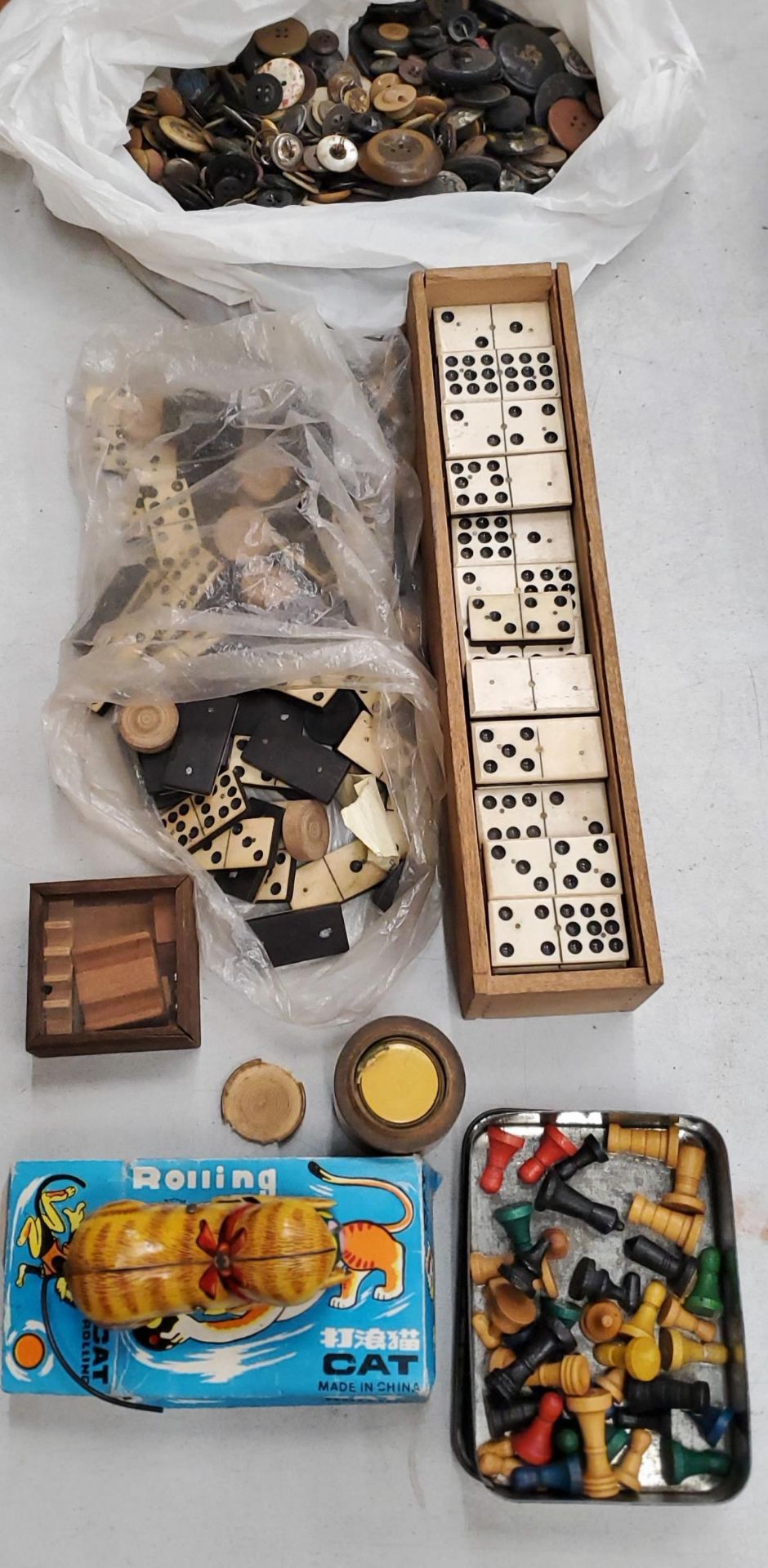 A COLLECTION OF VINTAGE TOYS TO INCLUDE A LARGE QUANTITY OF DOMINOES, A TIN PLATE CAT, CHESS PIECES,