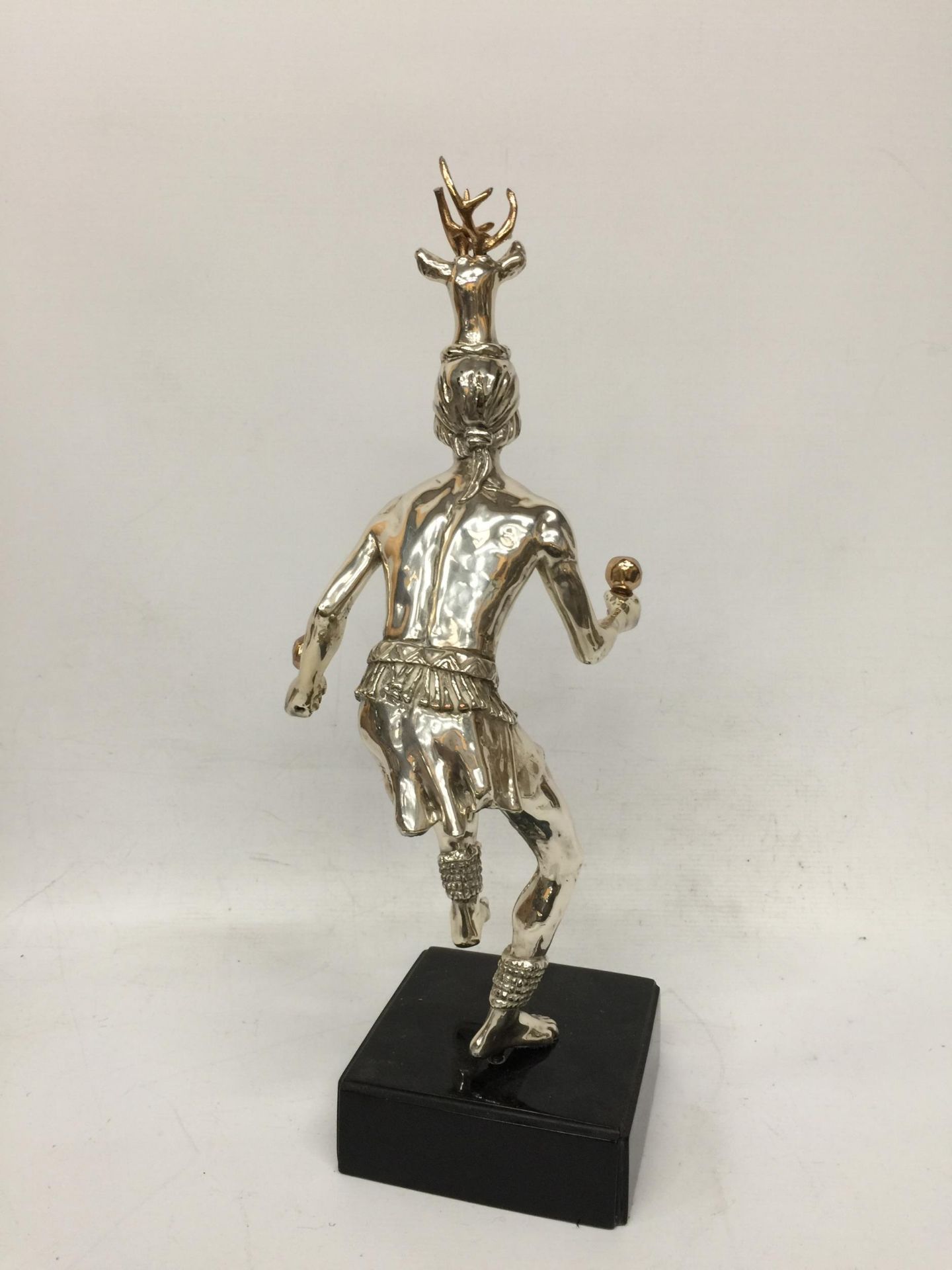 AN UNUSUAL WHITE METAL FIGURE ON BASE, SIGNED FEDERI CARLON?, NUMBERED 271/500 - Image 4 of 5