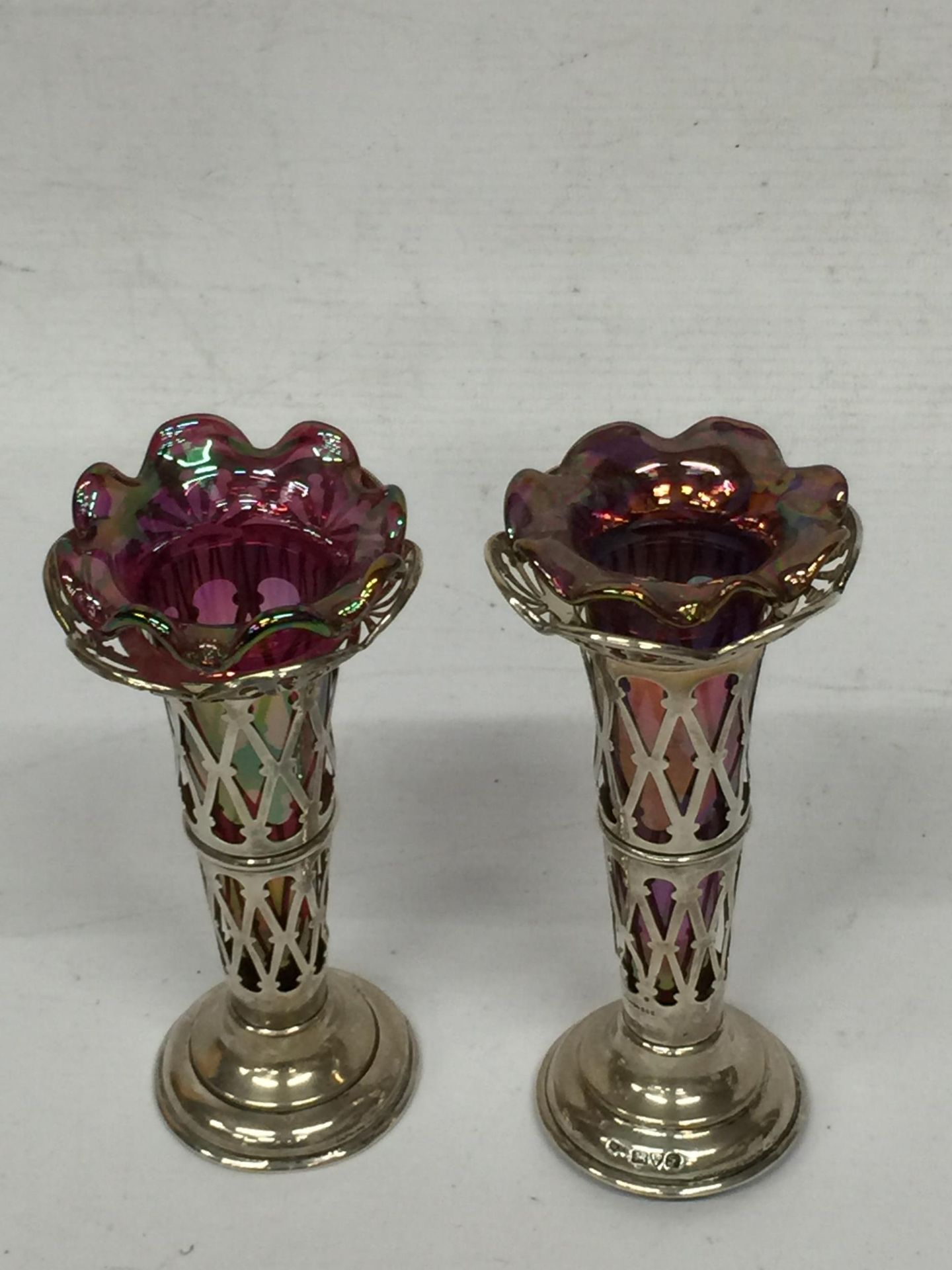 A PAIR OF CHESTER HALLMARKED SILVER BUD VASES WITH PINK LUSTRE EFFECT GLASS LINERS - Image 2 of 4