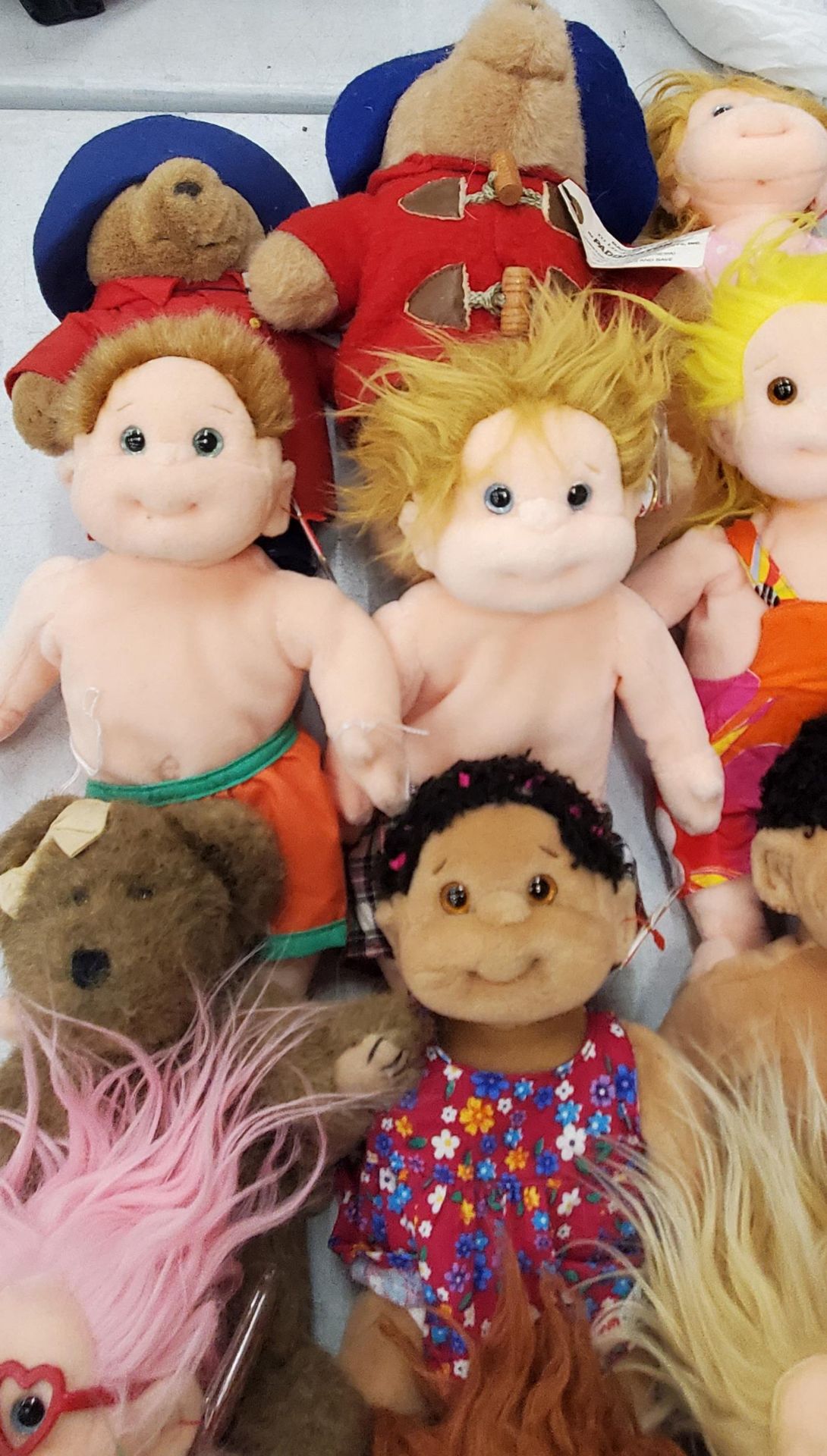 A LARGE COLLECTION OF CUDDLY TOYS TO INCLUDE PADDINGTON BEAR TY BEANIE KIDS, ETC - Image 3 of 5