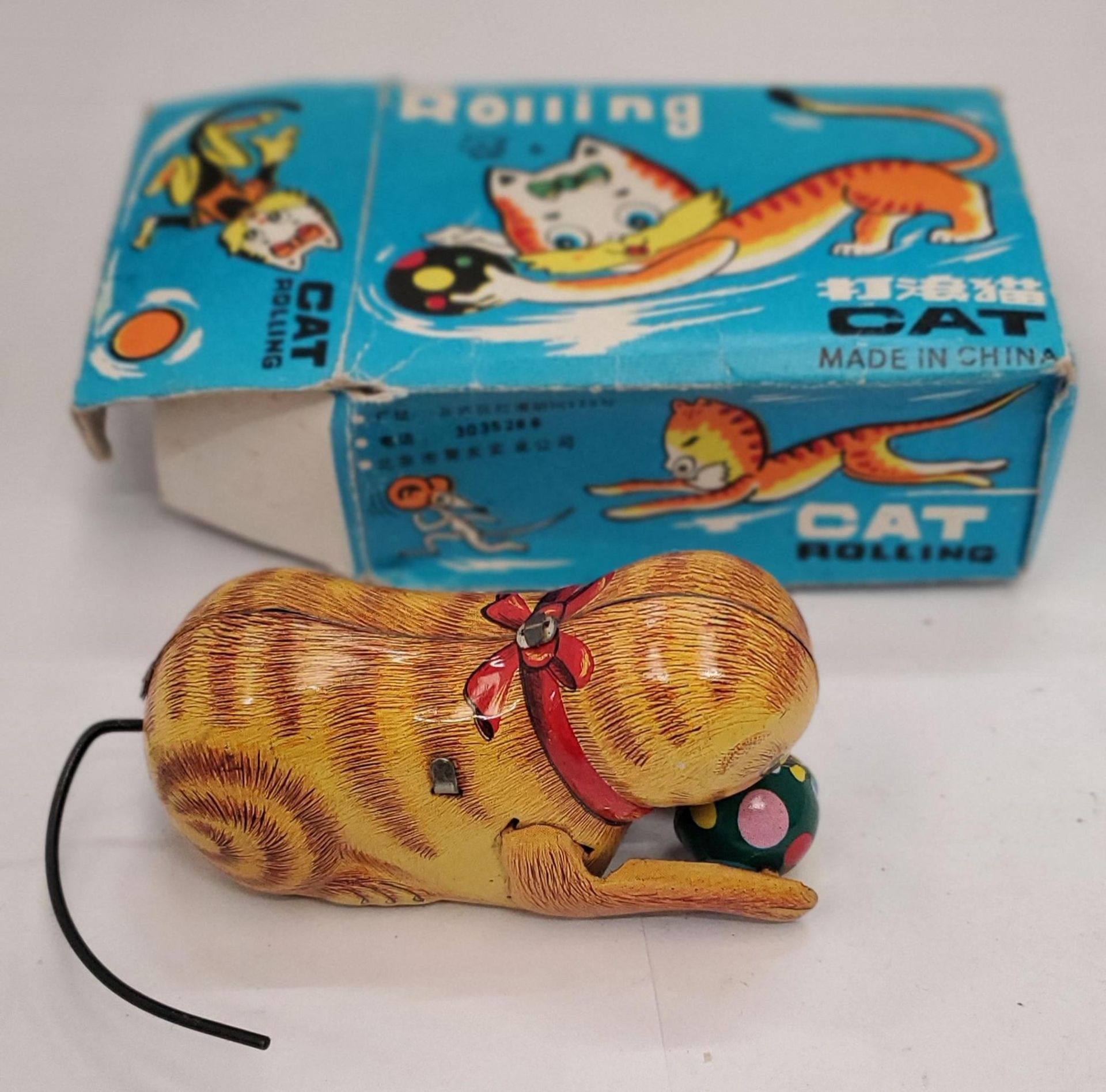 A COLLECTION OF VINTAGE TOYS TO INCLUDE A LARGE QUANTITY OF DOMINOES, A TIN PLATE CAT, CHESS PIECES, - Image 2 of 4