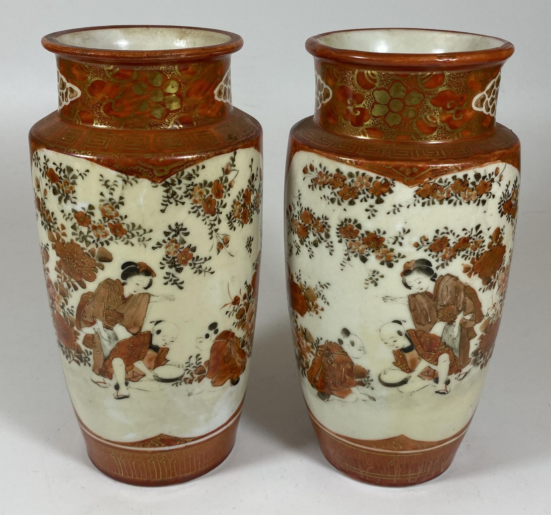 A PAIR OF JAPANESE MEIJI PERIOD (1868-1912) KUTANI CRANE VASES WITH MOTHER AND CHILDREN DESIGN,