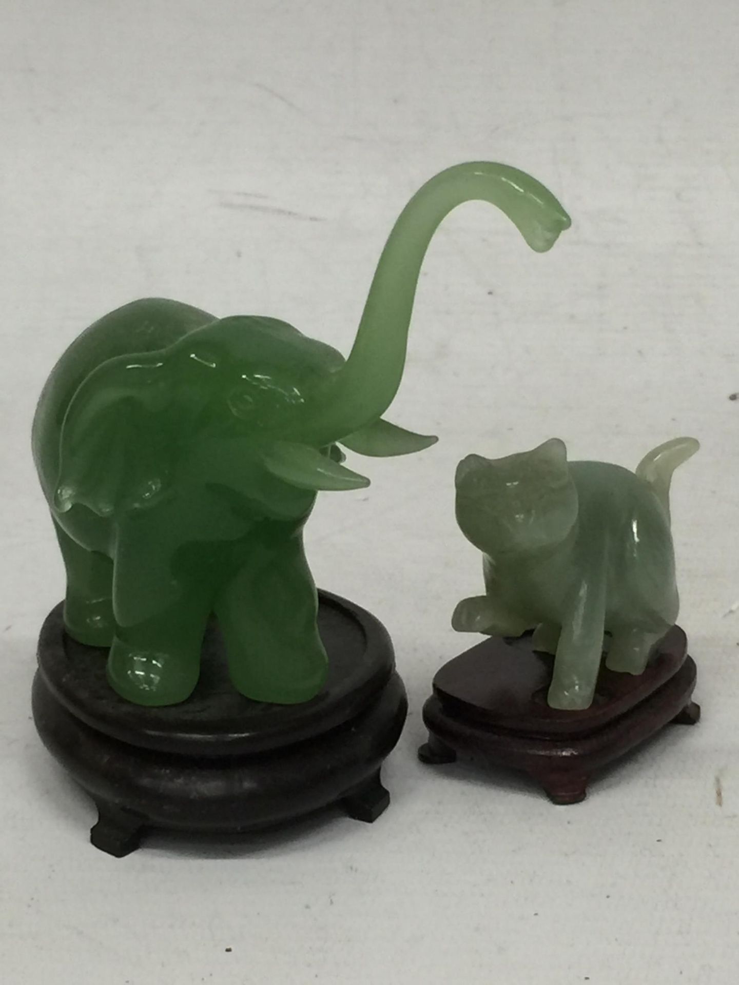 TWO JADE TYPE ANIMAL FIGURES ON STANDS - ELEPHANT AND CAT - Bild 2 aus 2