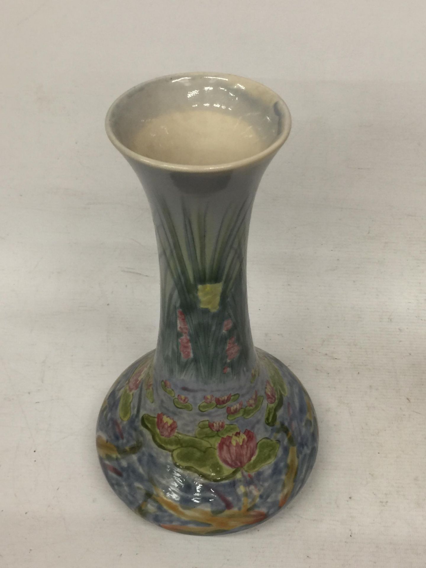 A COBRIDGE STONEWARE WATER LILY PATTERN VASE, DATED 1999 - Image 4 of 5