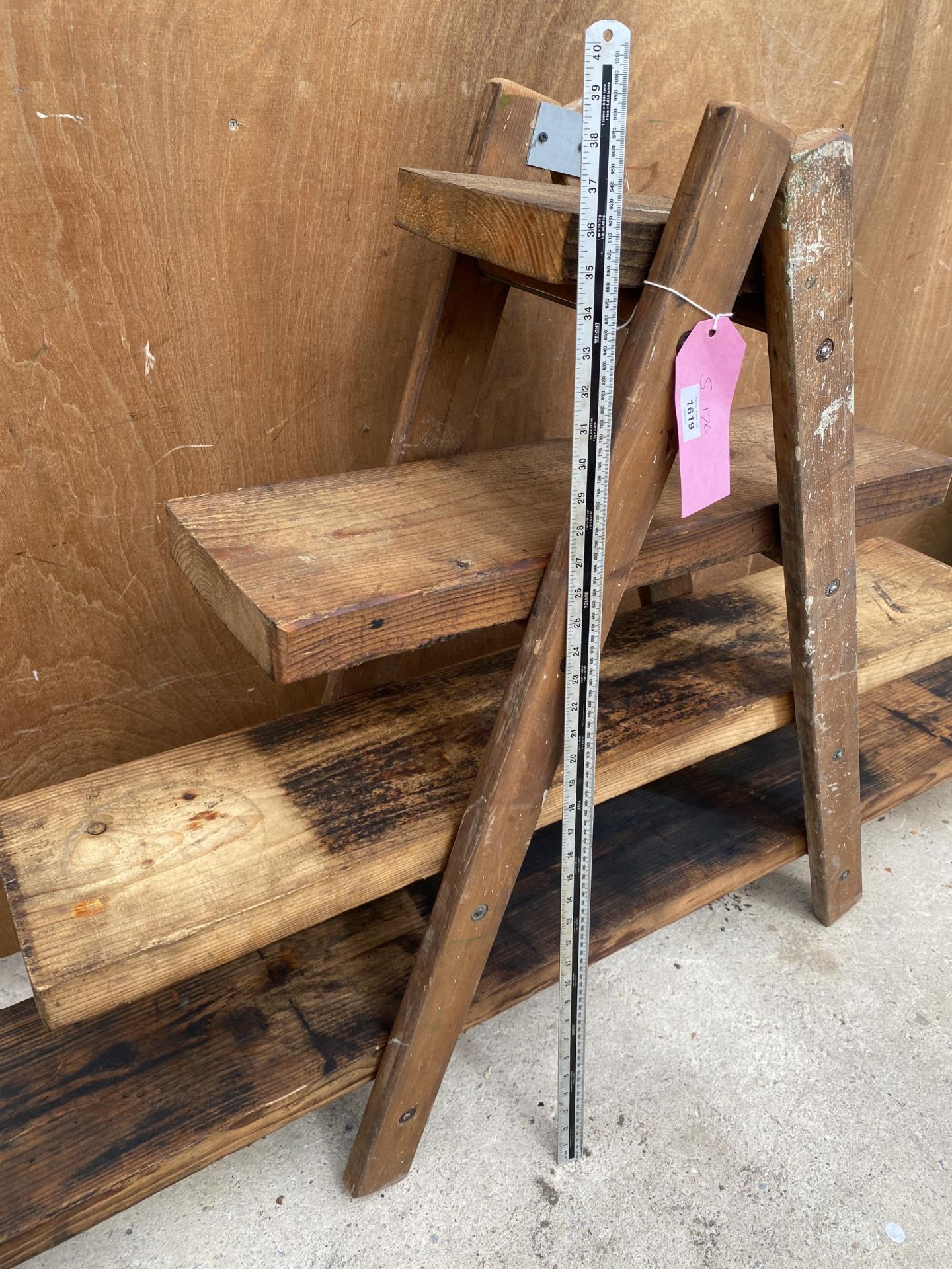 A VINTAGE WOODEN GARDEN POT SHELF DISPLAY UNIT - Image 4 of 5