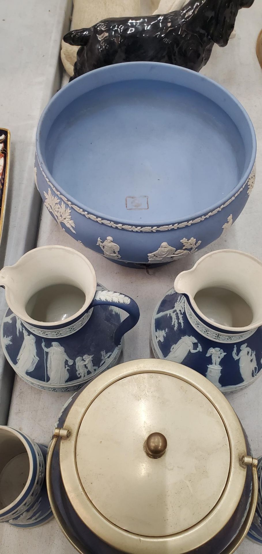 A LARGE QUANTITY OF WEDGWOOD AND WEDGWOOD STYLE JASPERWARE TO INCLUDE DARK BLUE, BLACK AND - Bild 6 aus 6